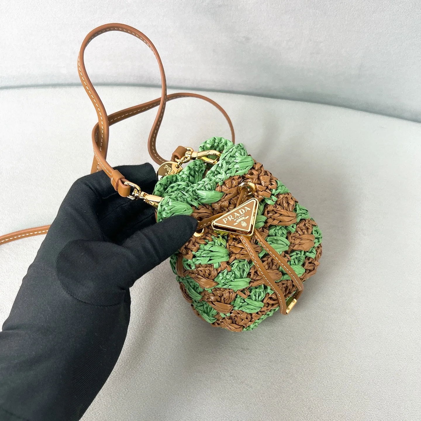 💰900✨New product launch✨2025 new raffia small lucky bag 1NR016 is made of raffia material and is equipped with a golden metal logo and a circular logo. The overall bag body is very cute and lightweight. The style is elegant and outstanding. It shows the charm of summer. A handbag that perfectly combines classic heritage and the trend of the times. A must-have for fairies. Size 9.5*9*6cm