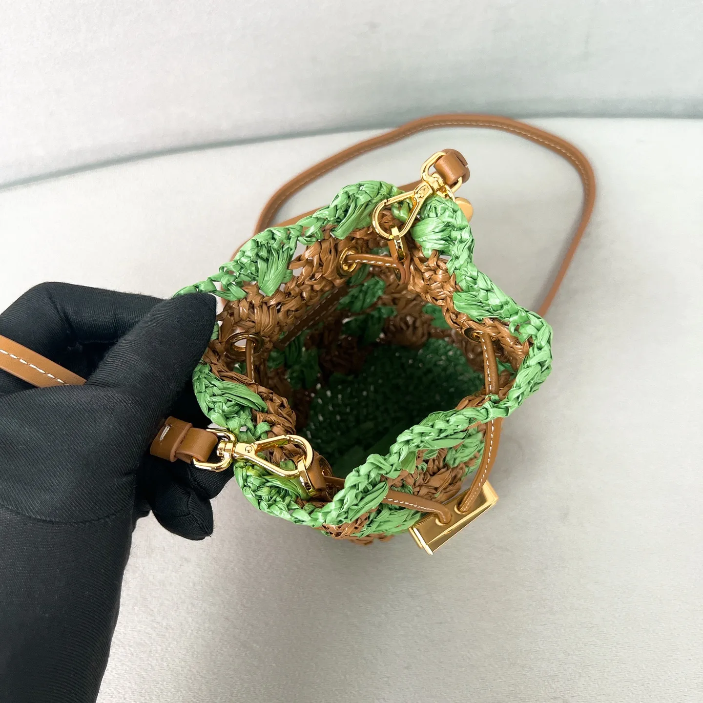 💰900✨New product launch✨2025 new raffia small lucky bag 1NR016 is made of raffia material and is equipped with a golden metal logo and a circular logo. The overall bag body is very cute and lightweight. The style is elegant and outstanding. It shows the charm of summer. A handbag that perfectly combines classic heritage and the trend of the times. A must-have for fairies. Size 9.5*9*6cm