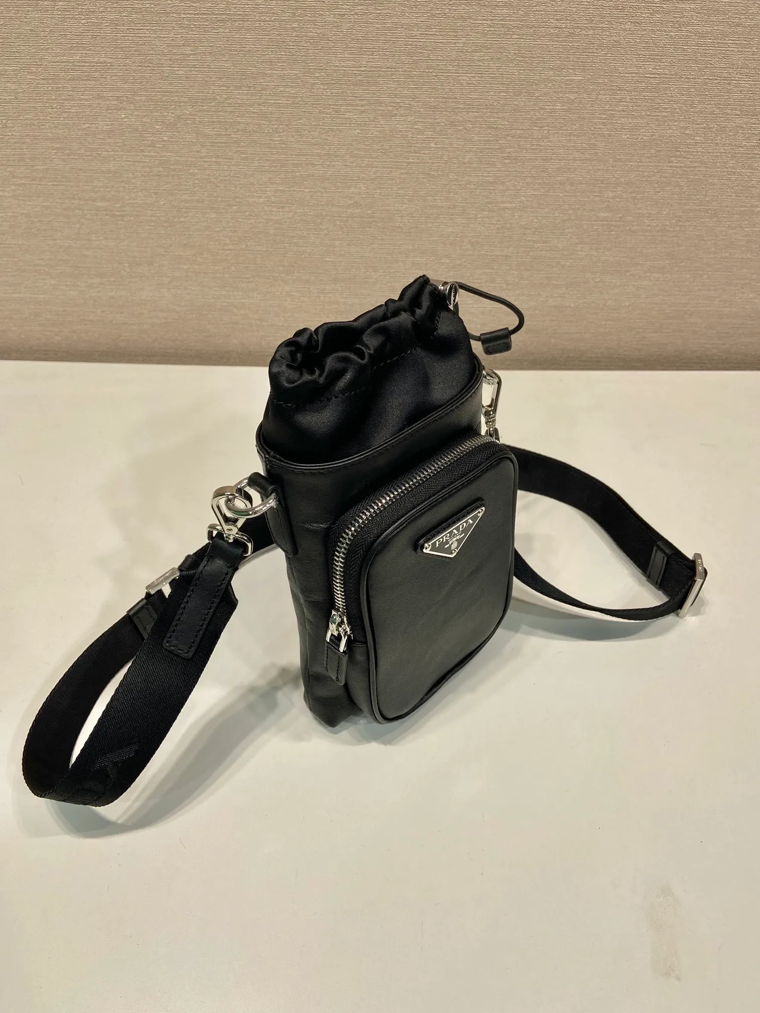 💰1020 🎉New mobile phone case bag🎉2ZH155 Napa cowhide🎉👏 This mobile phone bag is made of imported calfskin, showing a modern urban style. Adjustable nylon webbing shoulder straps and drawstring closure add a unique touch. The front logo and front pocket design make the upper body very cool and stylish. If you like babies, hurry up and get it🎉🎉 Length 13x Height 18cm🎉🎉👏👏