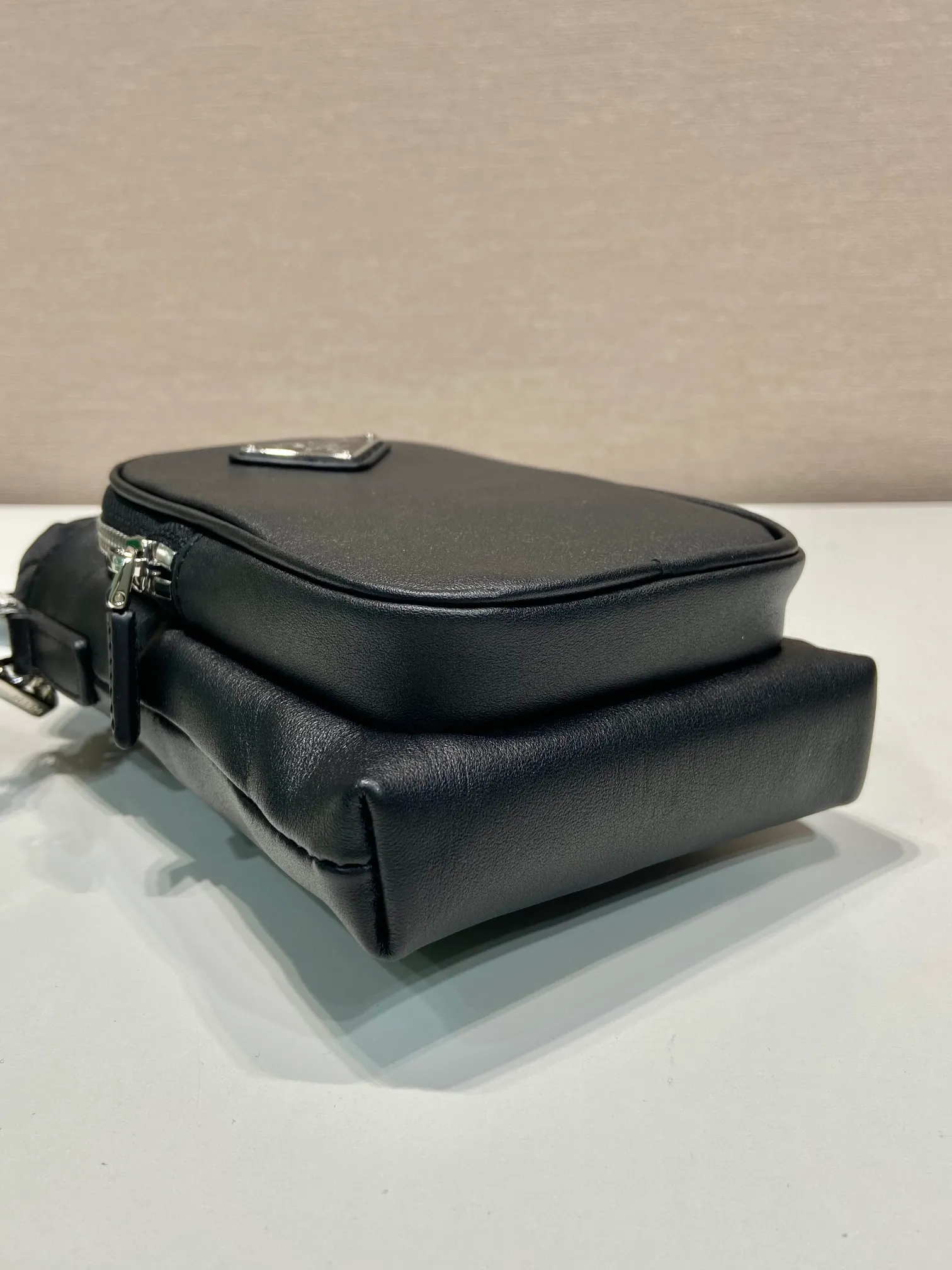 💰1020 🎉New mobile phone case bag🎉2ZH155 Napa cowhide🎉👏 This mobile phone bag is made of imported calfskin, showing a modern urban style. Adjustable nylon webbing shoulder straps and drawstring closure add a unique touch. The front logo and front pocket design make the upper body very cool and stylish. If you like babies, hurry up and get it🎉🎉 Length 13x Height 18cm🎉🎉👏👏