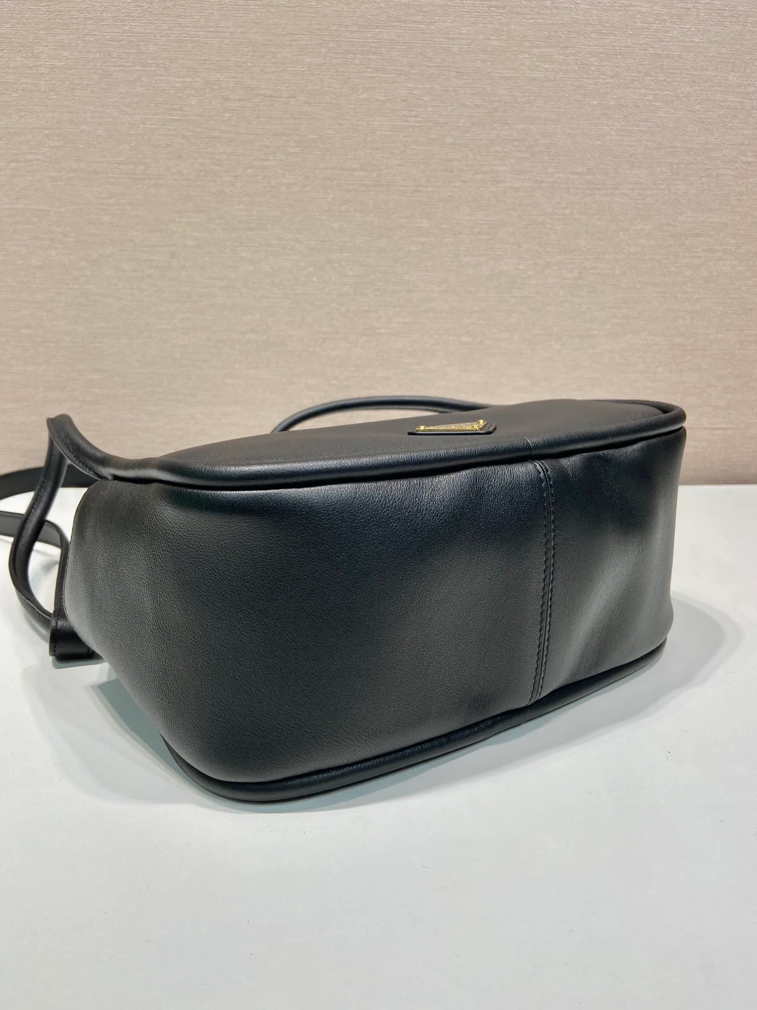 💰1500🎉New product🎉1BA451🎉🎉 This handbag is made of imported calfskin, with a double-hand design, a fashionable yet casual attitude, and decorated with exquisite details and metal accessories. Comes with a detachable shoulder strap. It has a large capacity, is simple and elegant, and is a popular style that will never go out of style🎉🎉 Length 25x height 18x ​​bottom 10cm🎉🎉🎉👏👏👏