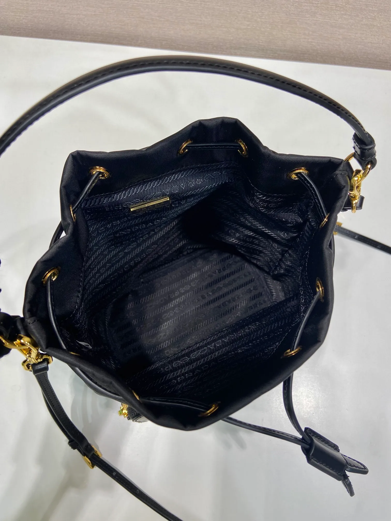 💰920🎉New bucket🎉1BH038 glossy/nylon fabric🎉🎉This casual and versatile bucket bag presents soft and smooth lines, highlighting modern style. Equipped with detachable handles and shoulder straps, it can be carried by hand or worn cross-body. It combines practical and innovative re-Nylon fabric (Re-Nylon), exquisite glossy leather details, and metal hardware. Featuring exterior zip pocket with enameled metal triangle logo. Another popular style that will never go out of style🎉🎉Babies; hurry up and get it🎉🎉 Length 17.5x Height 22.5x12cm