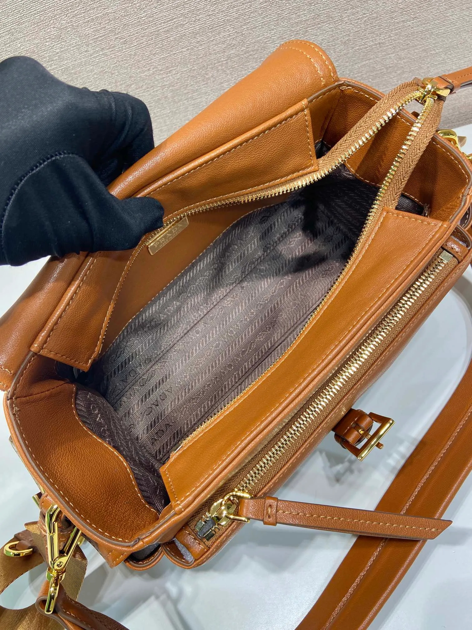 💰1700🎉New messenger bag🎉1BD394 new sheepskin color🎉🎉 This handbag perfectly combines sophistication and functionality, and is made of imported lambskin. It has a soft silhouette and multiple pockets. Combining sporty and versatile elements, the lightweight and practical design features an enameled triangle metal logo and leather details. Equipped with 2 detachable shoulder straps, large capacity, perfect, and a popular style that will never go out of style. The large size is suitable for both men and women, so hurry up and get it🎉🎉 Length 30x Height 14x Bottom 10cm🎉🎉🎉💰💰💰