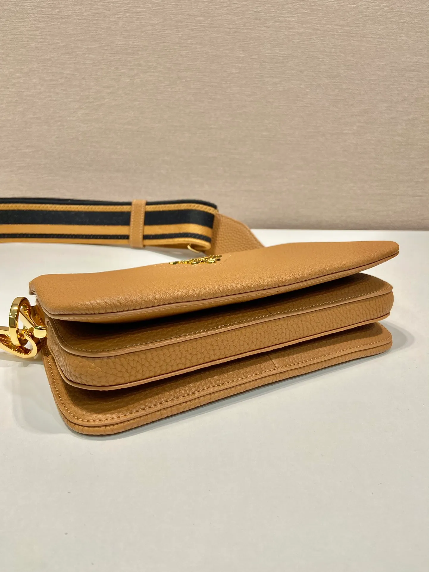 💰1640🎉 New style🎉1BH194🎉Three-layer bag🎉 This single shoulder strap is made of imported deerskin grain cowhide, with a long fabric shoulder strap and adjustable design. The shape composed of 3 small bags is so perfect😘, with many compartments, it can be matched with any kind of clothing😘, large capacity, super soft feel🎉Hurry up and get it🎉 Length 23x Height 14x Bottom 6.5cm🎉🎉🎉👏👏👏