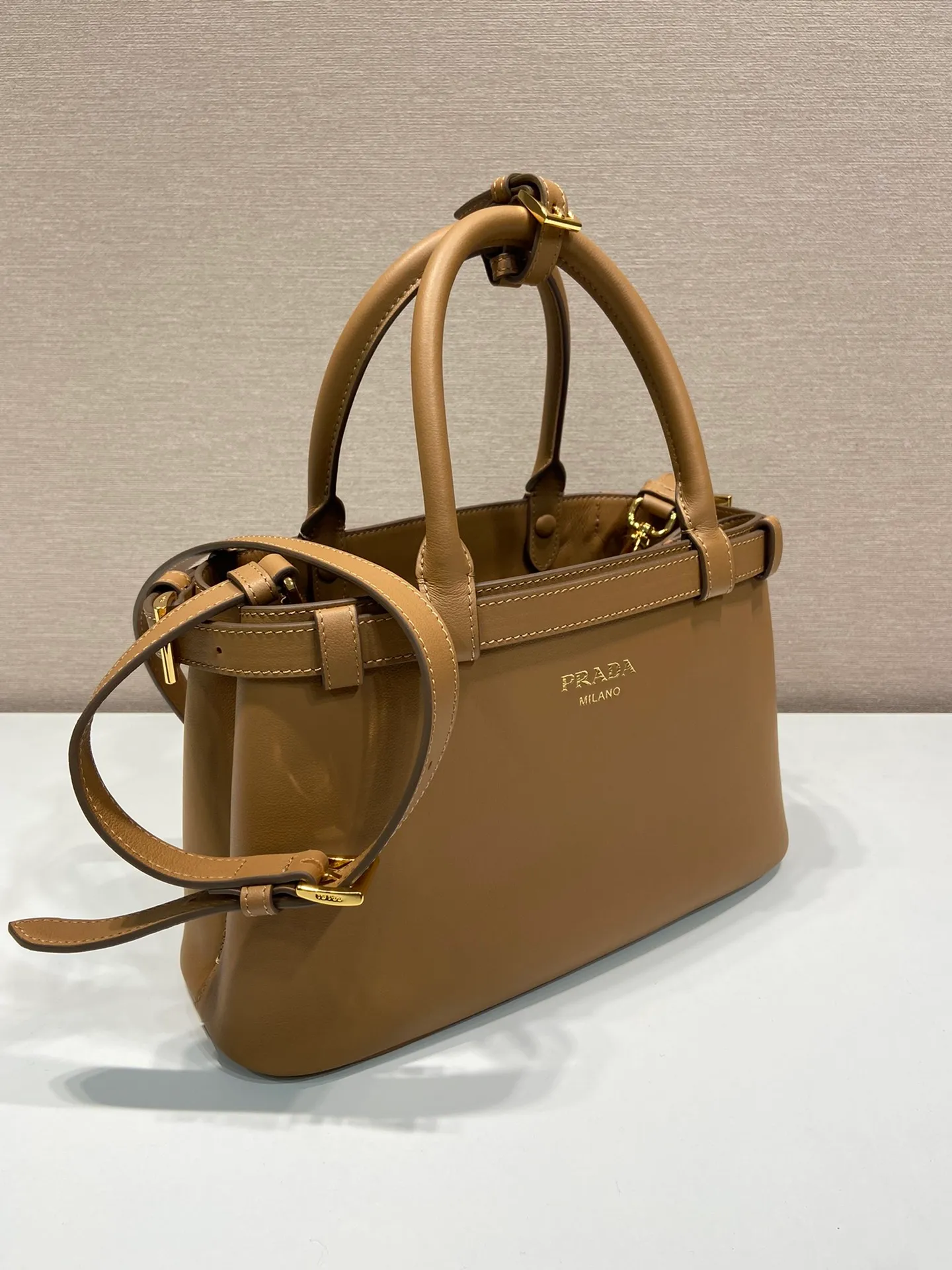 💰1840🎉New product🎉1BA418 small size🎉🎉 This handbag is made of imported calfskin, with imported soft sheepskin interior. It has a three-compartment design and a detachable/adjustable long shoulder strap. It has a modern and simple style and incorporates exquisite and delicate details. Simple and elegant, fashionable and practical, it is an ever-popular style. Baby, hurry up and get it🎉🎉 Length 28x Height 18x ​​Bottom 10.5cm