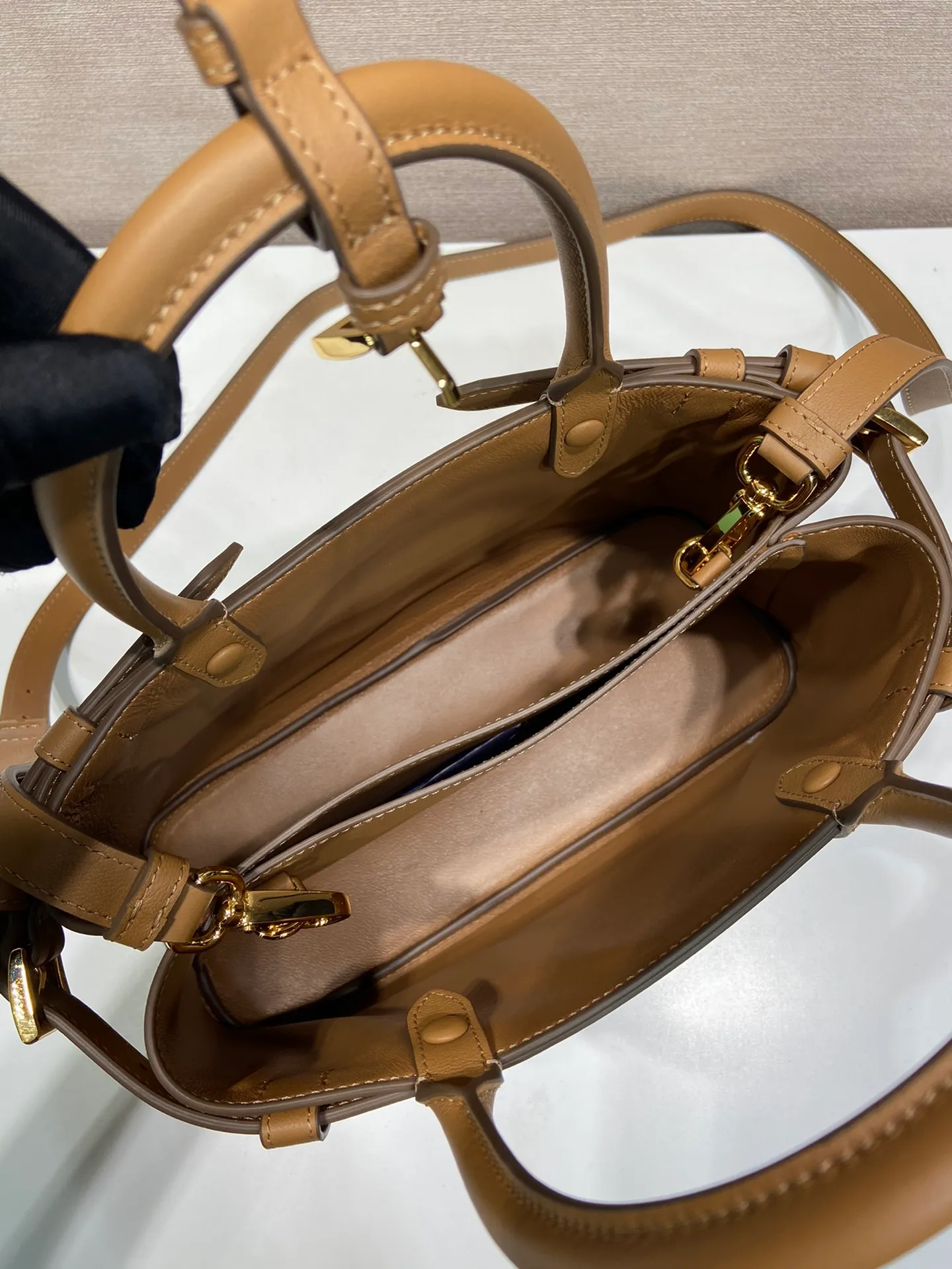 💰1840🎉New product🎉1BA418 small size🎉🎉 This handbag is made of imported calfskin, with imported soft sheepskin interior. It has a three-compartment design and a detachable/adjustable long shoulder strap. It has a modern and simple style and incorporates exquisite and delicate details. Simple and elegant, fashionable and practical, it is an ever-popular style. Baby, hurry up and get it🎉🎉 Length 28x Height 18x ​​Bottom 10.5cm