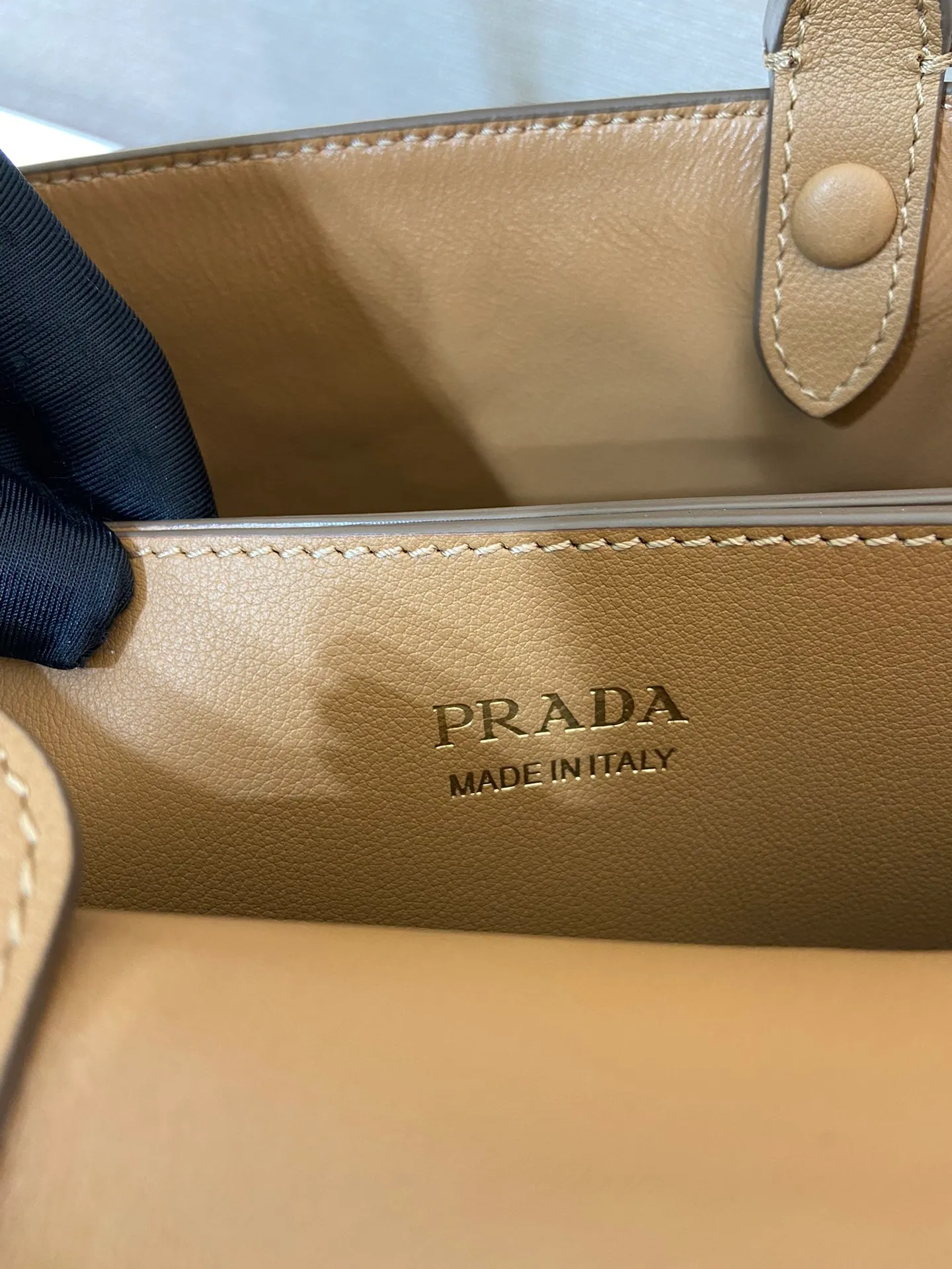 💰1840🎉New product🎉1BA418 small size🎉🎉 This handbag is made of imported calfskin, with imported soft sheepskin interior. It has a three-compartment design and a detachable/adjustable long shoulder strap. It has a modern and simple style and incorporates exquisite and delicate details. Simple and elegant, fashionable and practical, it is an ever-popular style. Baby, hurry up and get it🎉🎉 Length 28x Height 18x ​​Bottom 10.5cm
