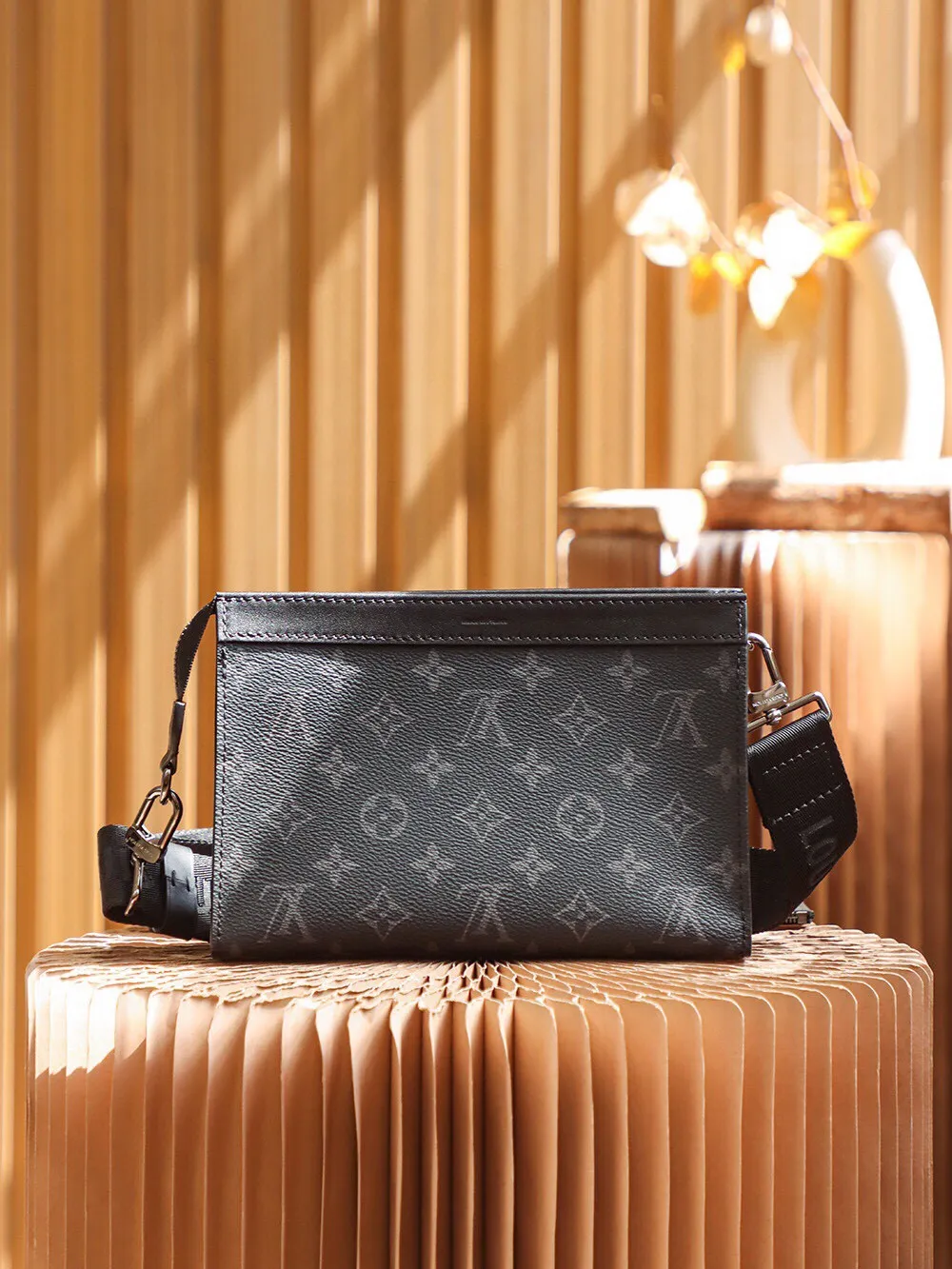 P¥560👉nfc163C01 dynamic chip version👈[All steel hardware. Top-notch inspection-free] Really developed details M81124 black flower The design of this Gaston wearable wallet is inspired by House's Pochette Voyage. Made of Monogram Eclipse Reverse canvas, it has a removable and adjustable textile strap with a removable card holder attached to it, ideal for contactless payments or commuter cards. The Gaston is the perfect size for everyday essentials such as smartphones Dimensions: 22.0 x 14.5 x 4.5 cm (L x H x W)