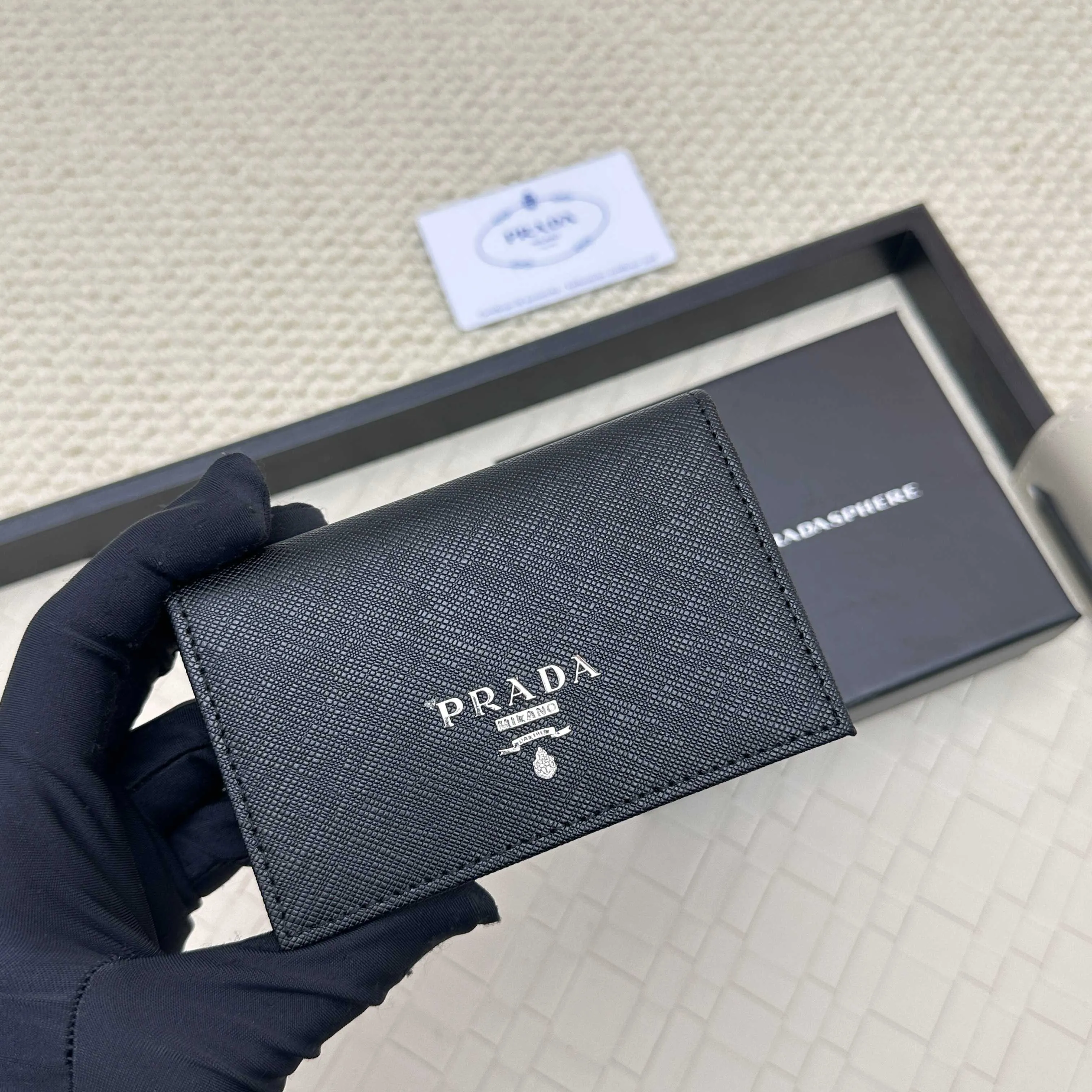 💰120 PRADA’s popular men’s card holder💼The latest style at the counter, synchronized with the official website, genuine development, model 2MC122#. Color/picture, real shot 💋 Italian top-quality original single cross-grain cowhide with excellent texture, threaded lining and imported white steel hardware accessories! Exquisite wiring, even and neat lines, smooth oil edges, size: 11cm long, 6.5cm high