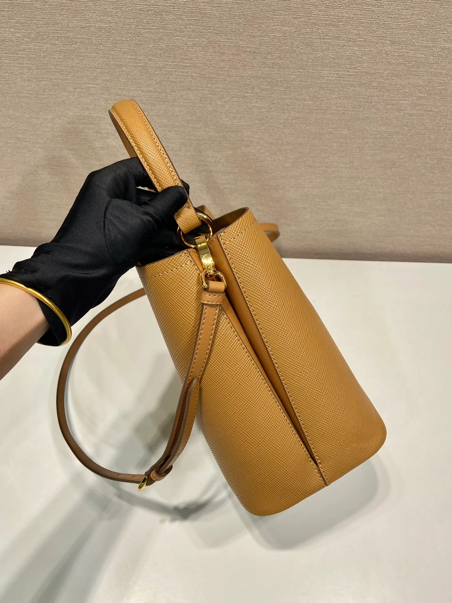 💰1840🔆Exclusive first release🔆1BA212💋New color🎉🎉 Original item🤙🤙Made of imported Saffiano leather material, removable shoulder strap, leather nameplate and metal logo complement each other. Leather-covered central pocket with magnetic buckle. Saffiano leather triangle logo. Contrast color nappa leather lining. This Double handbag has an elegant style, eye-catching and unique. It is also a popular style🙋🏻🙋🏻Length 22X Height 23X Bottom 13cm