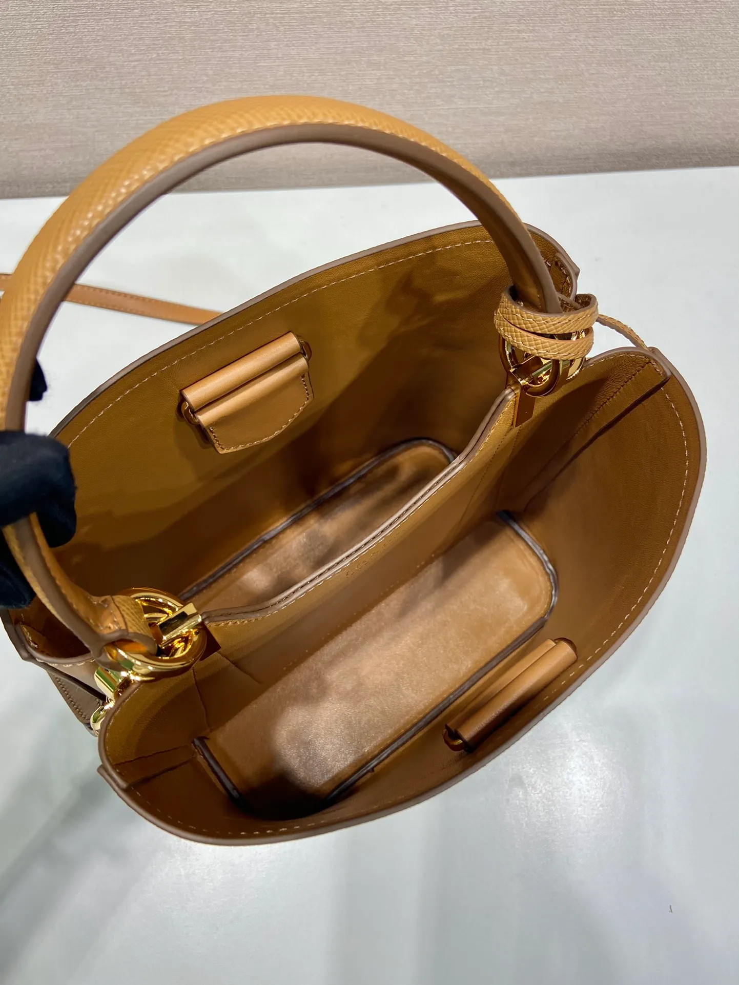 💰1840🔆Exclusive first release🔆1BA212💋New color🎉🎉 Original item🤙🤙Made of imported Saffiano leather material, removable shoulder strap, leather nameplate and metal logo complement each other. Leather-covered central pocket with magnetic buckle. Saffiano leather triangle logo. Contrast color nappa leather lining. This Double handbag has an elegant style, eye-catching and unique. It is also a popular style🙋🏻🙋🏻Length 22X Height 23X Bottom 13cm