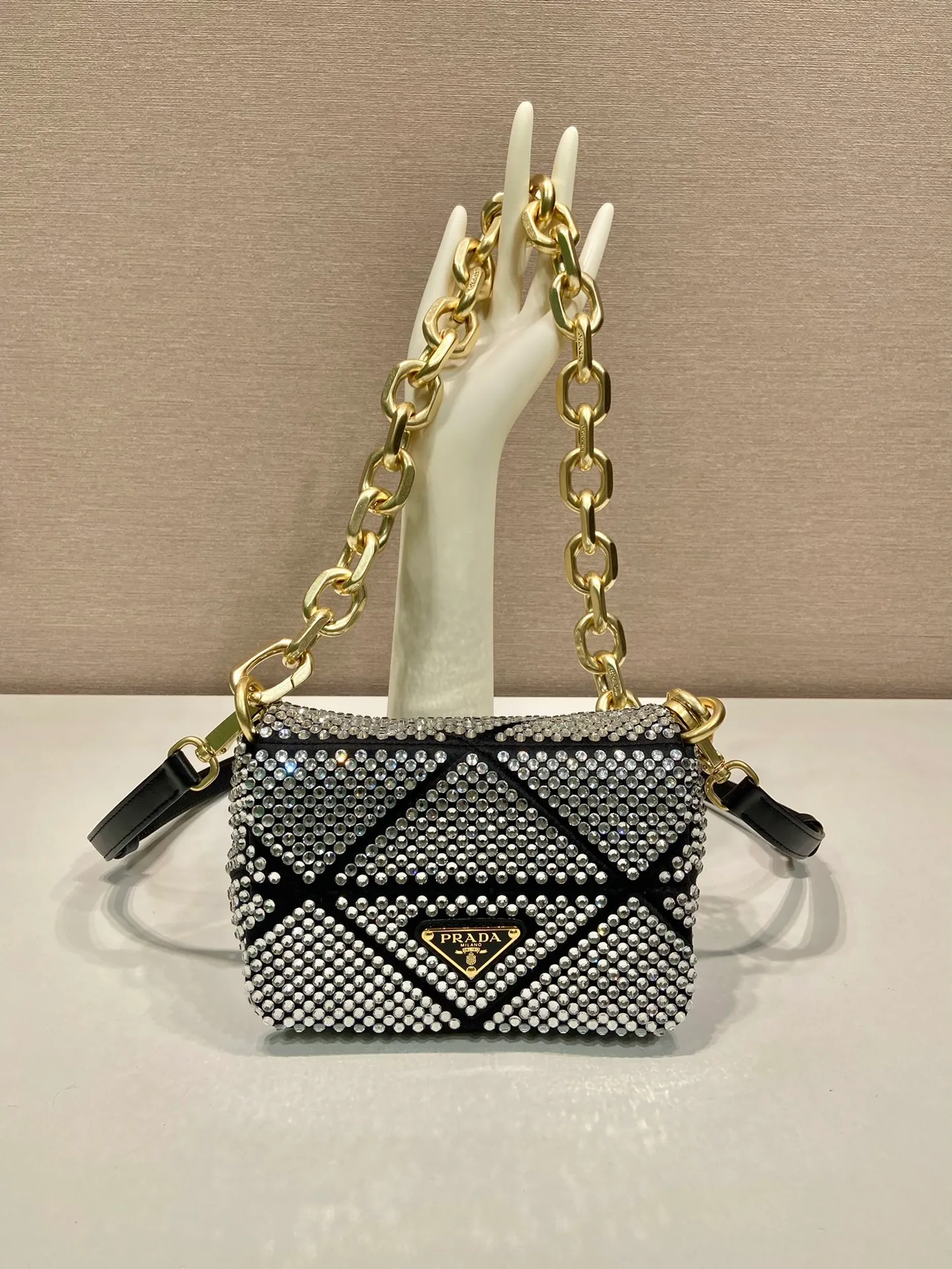 💰1700🎉New crystal bag🎉1BD329🎉🎉 This bag is made of full-body imitation crystal and hand-stitched, with a clamshell design, equipped with a detachable and adjustable nappa leather shoulder strap, and a detachable chain shoulder strap. It can be carried on the shoulder/handheld/crossbody/cross-body. It’s perfect😀The Blingbling effect is very attractive and can be matched. Another grass grown by internet celebrities, hurry up and get it, babies 🎉🎉 Length 17x Height 11.5 Base 6.5cm🎉🎉🎉💰💰💰