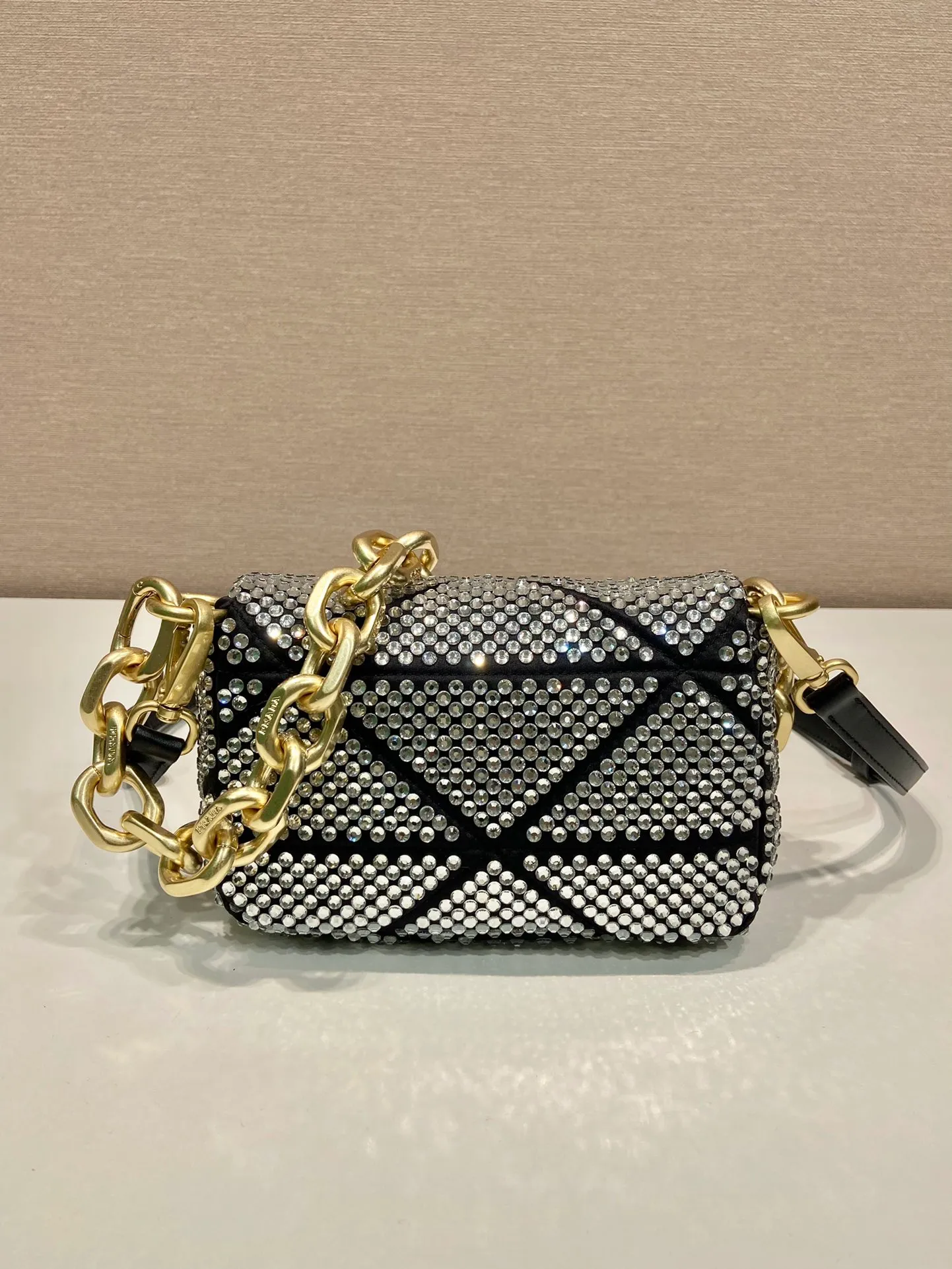 💰1700🎉New crystal bag🎉1BD329🎉🎉 This bag is made of full-body imitation crystal and hand-stitched, with a clamshell design, equipped with a detachable and adjustable nappa leather shoulder strap, and a detachable chain shoulder strap. It can be carried on the shoulder/handheld/crossbody/cross-body. It’s perfect😀The Blingbling effect is very attractive and can be matched. Another grass grown by internet celebrities, hurry up and get it, babies 🎉🎉 Length 17x Height 11.5 Base 6.5cm🎉🎉🎉💰💰💰