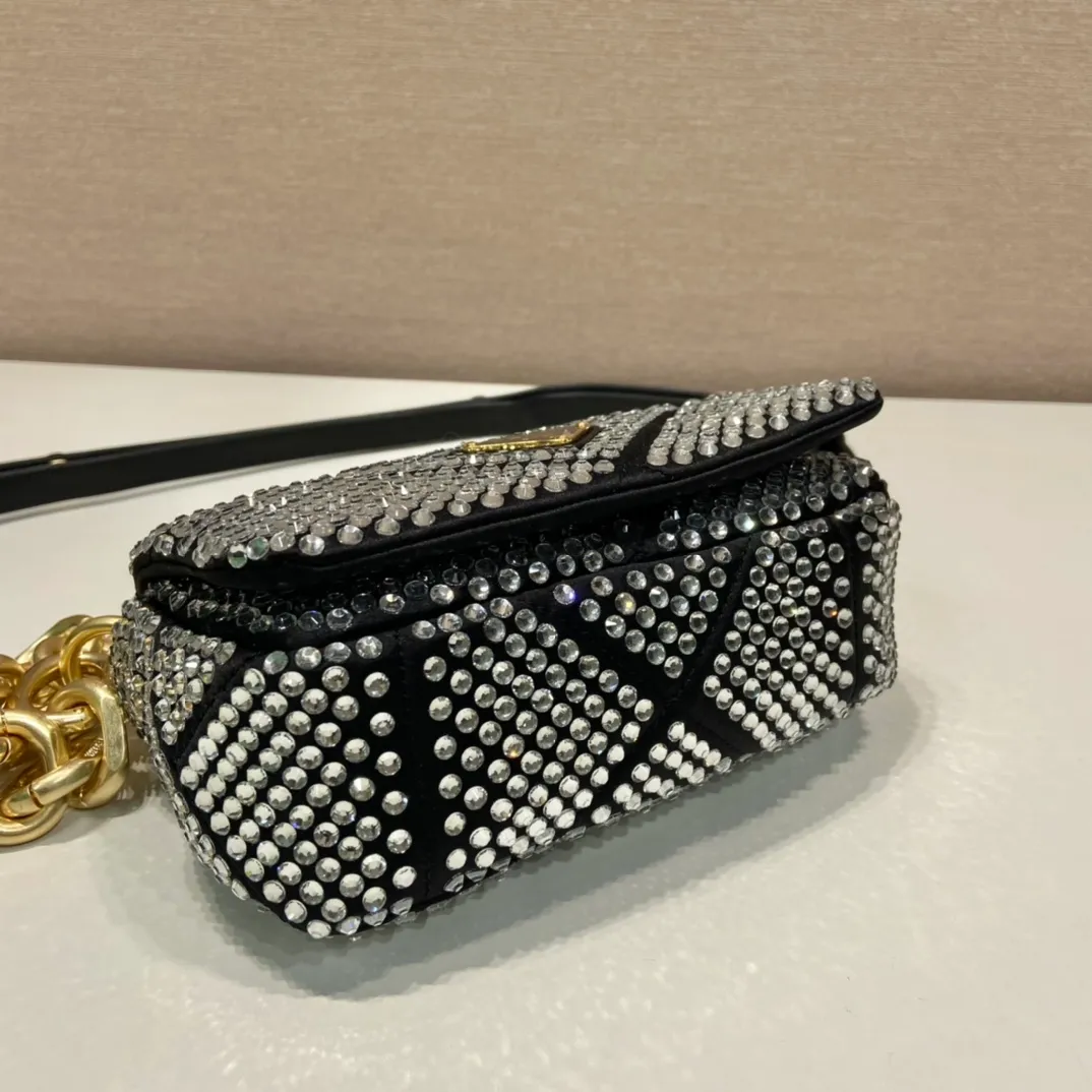 💰1700🎉New crystal bag🎉1BD329🎉🎉 This bag is made of full-body imitation crystal and hand-stitched, with a clamshell design, equipped with a detachable and adjustable nappa leather shoulder strap, and a detachable chain shoulder strap. It can be carried on the shoulder/handheld/crossbody/cross-body. It’s perfect😀The Blingbling effect is very attractive and can be matched. Another grass grown by internet celebrities, hurry up and get it, babies 🎉🎉 Length 17x Height 11.5 Base 6.5cm🎉🎉🎉💰💰💰