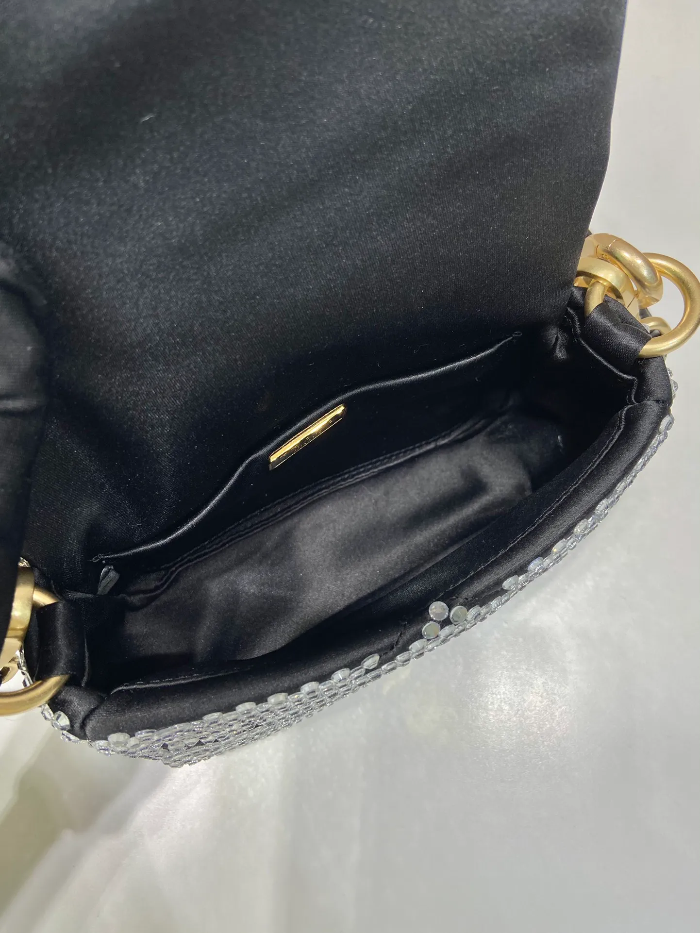 💰1700🎉New crystal bag🎉1BD329🎉🎉 This bag is made of full-body imitation crystal and hand-stitched, with a clamshell design, equipped with a detachable and adjustable nappa leather shoulder strap, and a detachable chain shoulder strap. It can be carried on the shoulder/handheld/crossbody/cross-body. It’s perfect😀The Blingbling effect is very attractive and can be matched. Another grass grown by internet celebrities, hurry up and get it, babies 🎉🎉 Length 17x Height 11.5 Base 6.5cm🎉🎉🎉💰💰💰