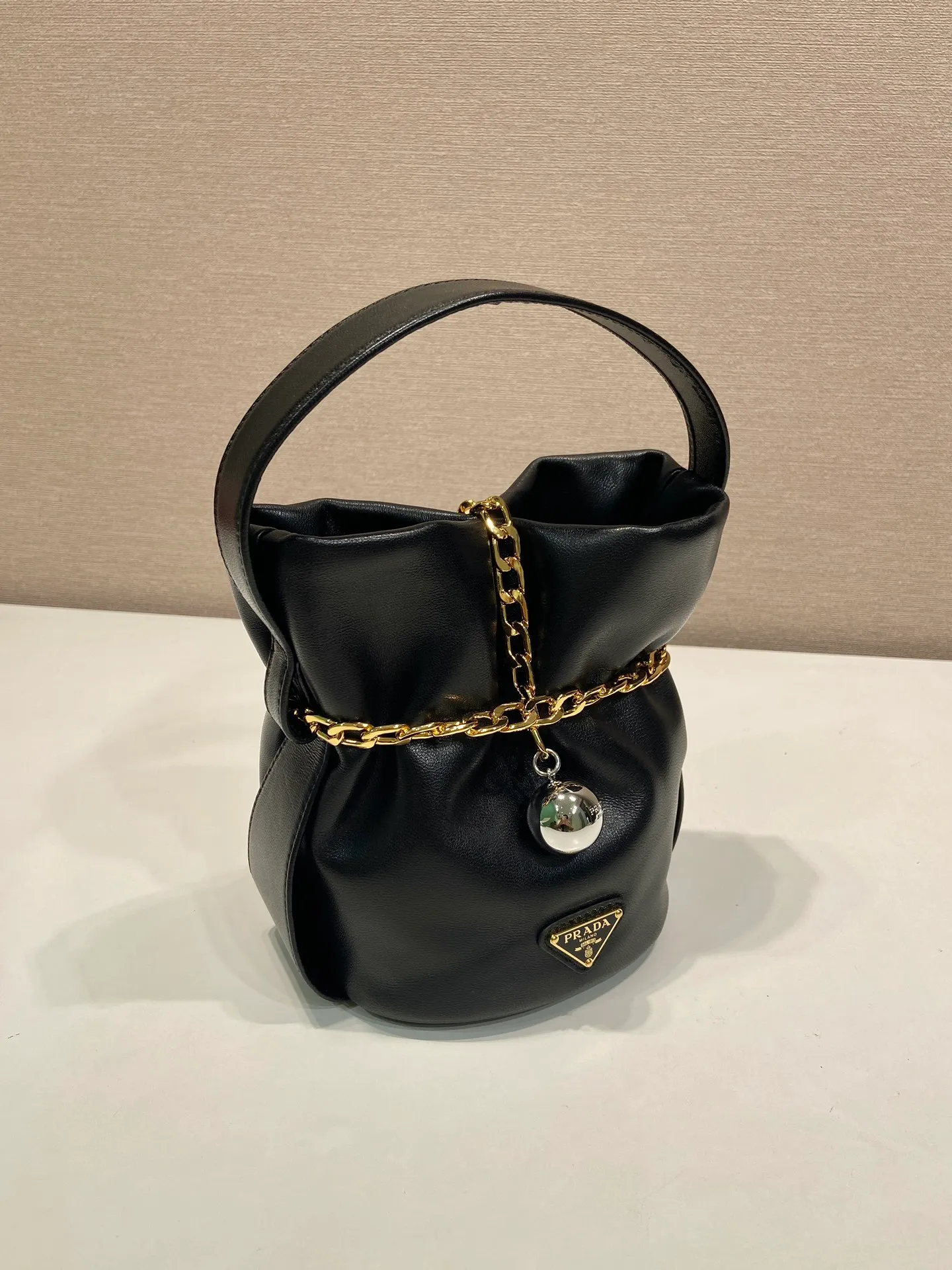 💰1300🎉New catwalk style🎉1BE088 small bucket for fortune🎉🎉 This small bucket for fortune is made of imported sheepskin, uniquely lined with sheepskin design, top-notch hardware, and large capacity. I carry Qin’s most versatile bag when I go out. The upper body effect is very fashionable and good-looking😘It’s so beautiful. It’s a small bucket that is recognized by internet celebrities as a wishing and making fortune👍👍Babies, it’s worth owning, hurry up and get it🎉🎉 Length 14x height 20x bottom 15cm🎉🎉🎉💰💰💰