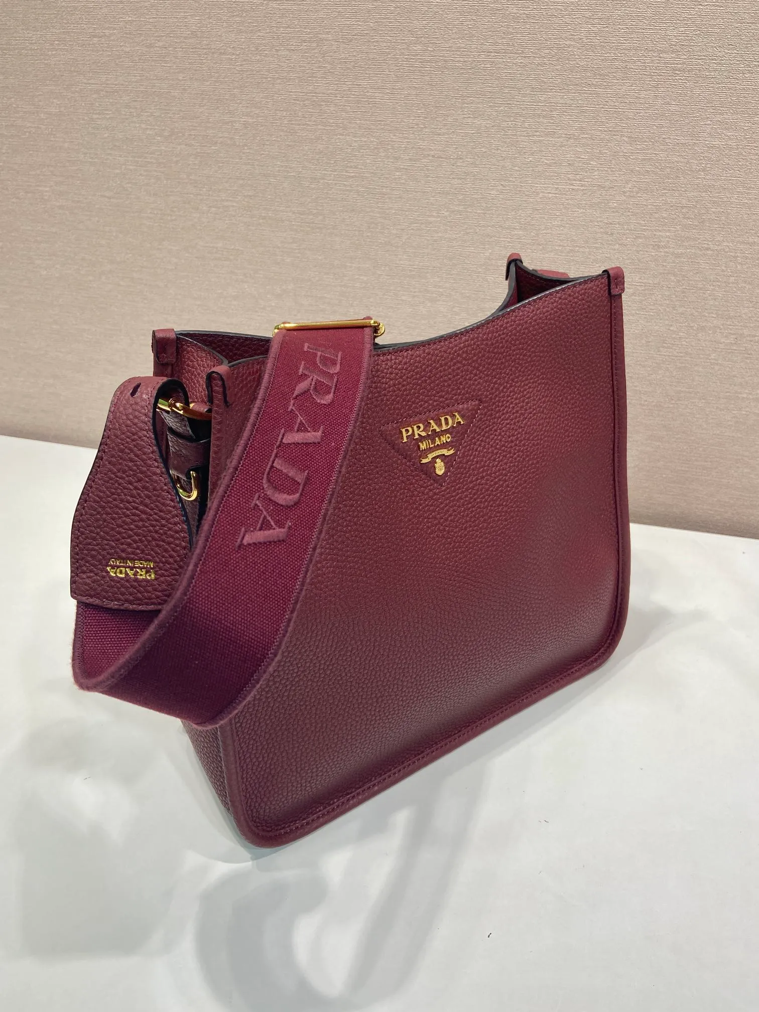 💰1800👏New fabric cross-body bag👏1BC073-1/Large tote bag This leather mini shoulder bag has a simple design. A metallic triangle logo on the front adds signature tone. Equipped with detachable/adjustable logo printed webbing, the upper body effect is very beautiful😘😘highlighting its modern style. High fashion is the main fashion for daily matching. Hurry up and get it, it’s so beautiful👏👏 Length 30xH 28xH 12cm👏👏👏😘😘😘