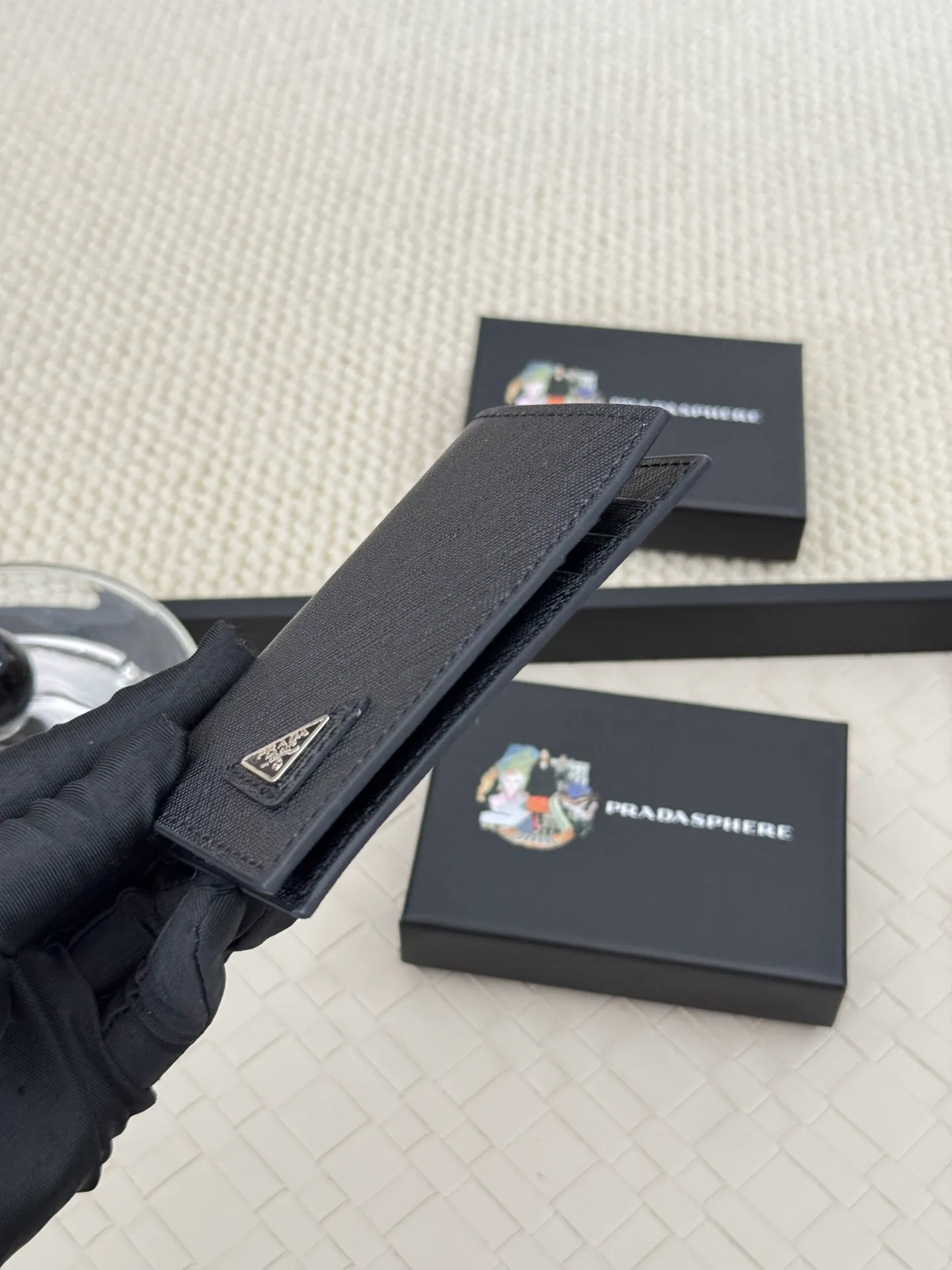 💰140 prada cross pattern unisex card holder, can be placed in pockets, bags, and can be held in hand, made of cross pattern imported calfskin, pocket card holder, can hold change, 6 card slots, simple and elegant fashion trend. Model 2MC101, color as shown in the picture, size 11×7cm,