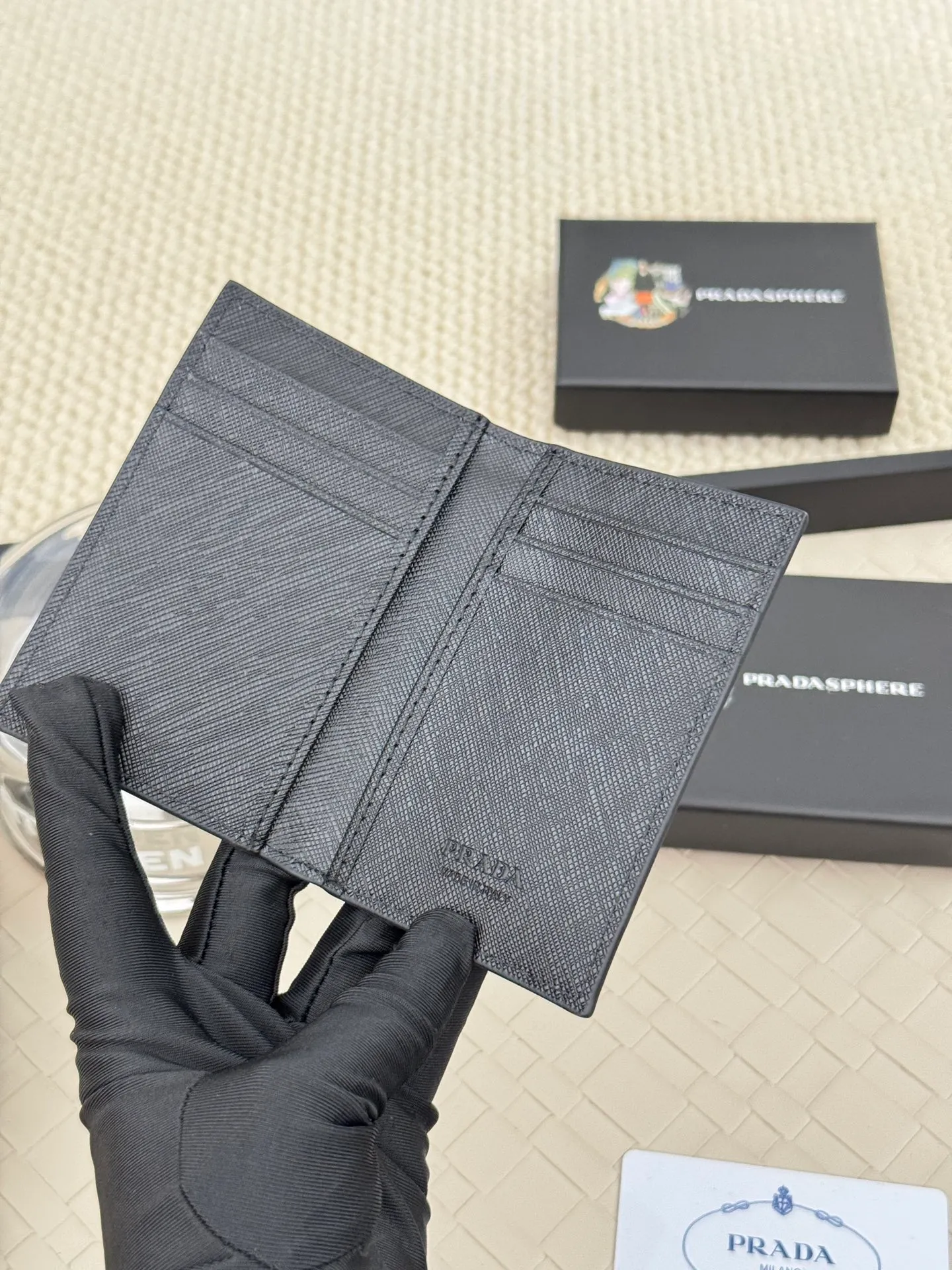 💰140 prada cross pattern unisex card holder, can be placed in pockets, bags, and can be held in hand, made of cross pattern imported calfskin, pocket card holder, can hold change, 6 card slots, simple and elegant fashion trend. Model 2MC101, color as shown in the picture, size 11×7cm,