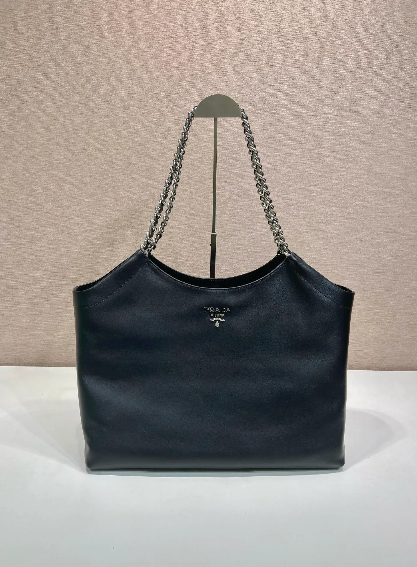 💰1900🎉Tote bag🎉1BA638🎉🎉White Hardware This one is made of imported calfskin, a super classic internet celebrity style with one shoulder, and the black and silver combination shows nobility and temperament. The leather is wear-resistant and easy to take care of, the style is simple and elegant, it is lightweight and can be packed in. A tote bag that will turn heads quickly🎉🎉Hurry up and get it🎉🎉 Length 39x Height 29x Bottom 19cm🎉🎉🎉👏👏👏