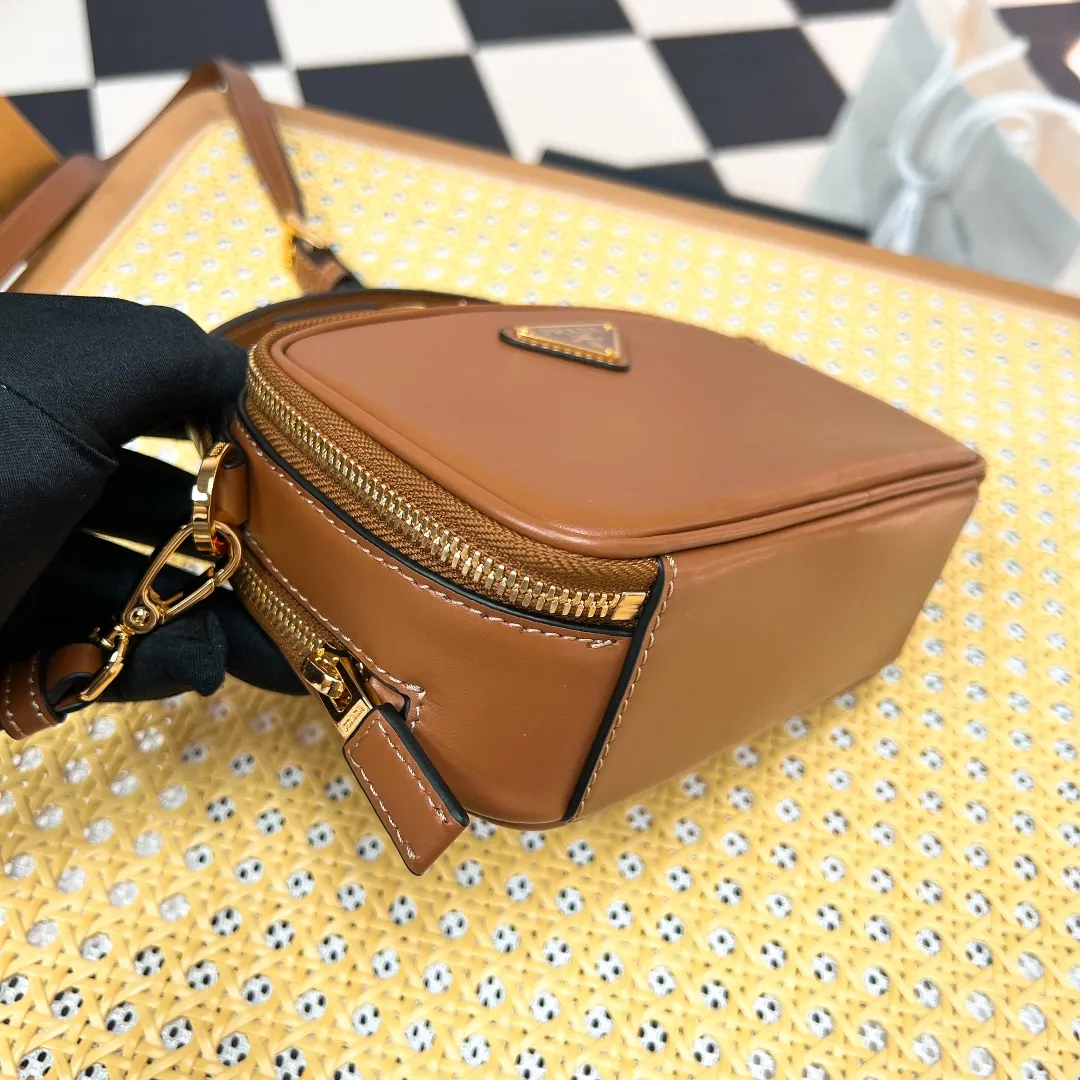 💰1500✨New product launch✨The new Odette series shoulder bag 1BH203 is made of exquisite calfskin and decorated with the iconic triangle logo. It adopts a multi-functional structured design. It has a hand carry handle and can be carried by hand. The shoulder strap is adjustable and can be worn on one shoulder. The overall style of the bag is simple and the lines are elegant. Fashion and retro style are combined. The inner compartment capacity is also great. It is a new fashion trend maker that combines retro fashion and practicality😘 Size 18.5*13*6 caramel color