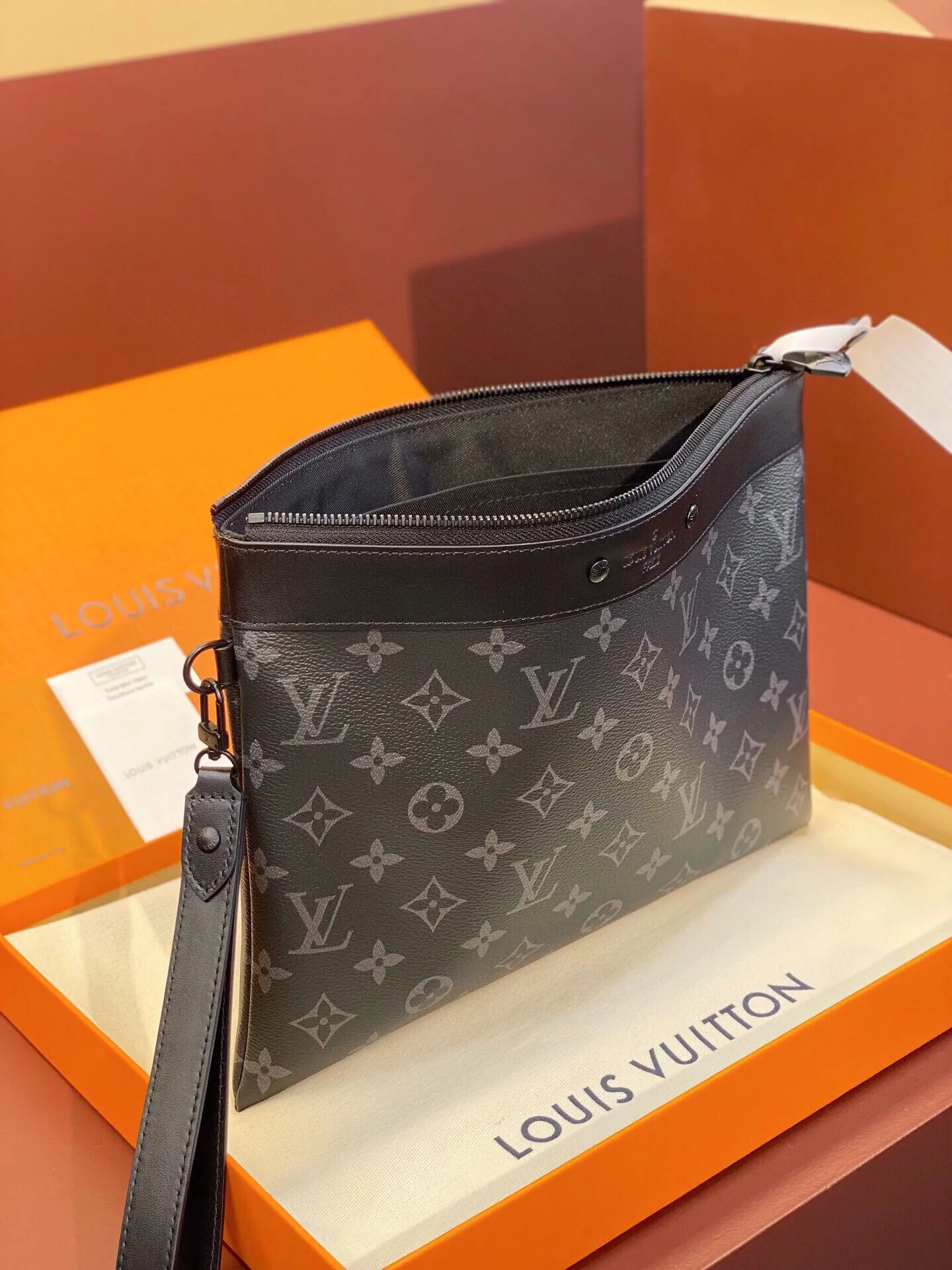 P¥360👉nfc163C01 dynamic chip version👈[Top-level inspection-free all-steel hardware] Order model m81569 black flower! The pochette apollo handbag is a new product unveiled at the spring and summer fashion show. It comes from menswear artistic director kim jones and has a sporty style design full of craftsmanship. This pochette apollo handbag is made of monogram pacific canvas with taiga leather and colorful metal decoration. 34.0 x 25.0 x 2.0 cm (length x height x width) -monogram pacific coated canvas - nylon lining - 81569 metal trim - 1 internal patch pocket - 1 d-ring. With gift box