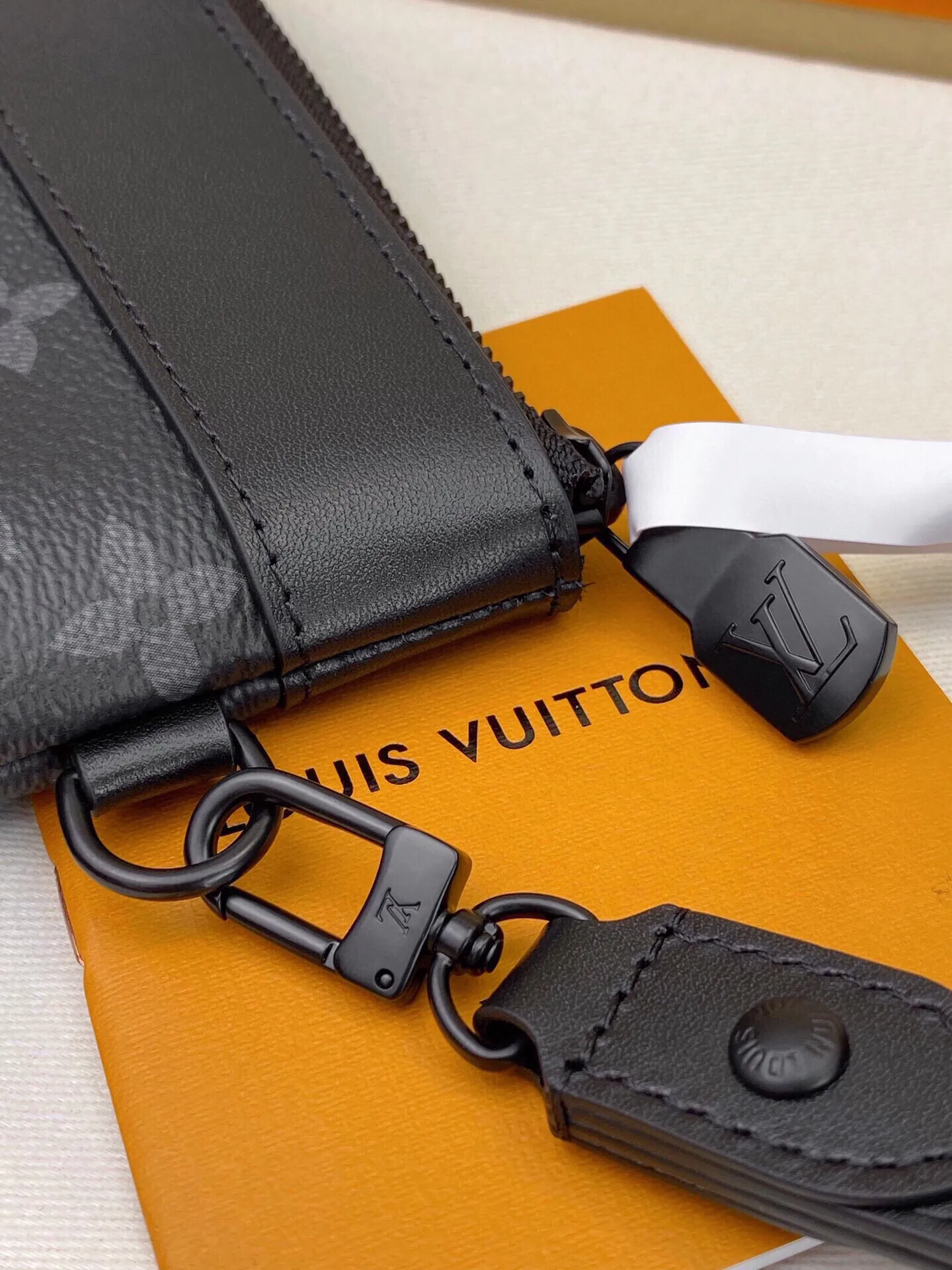 P¥360👉nfc163C01 dynamic chip version👈[Top-level inspection-free all-steel hardware] Order model m81569 black flower! The pochette apollo handbag is a new product unveiled at the spring and summer fashion show. It comes from menswear artistic director kim jones and has a sporty style design full of craftsmanship. This pochette apollo handbag is made of monogram pacific canvas with taiga leather and colorful metal decoration. 34.0 x 25.0 x 2.0 cm (length x height x width) -monogram pacific coated canvas - nylon lining - 81569 metal trim - 1 internal patch pocket - 1 d-ring. With gift box