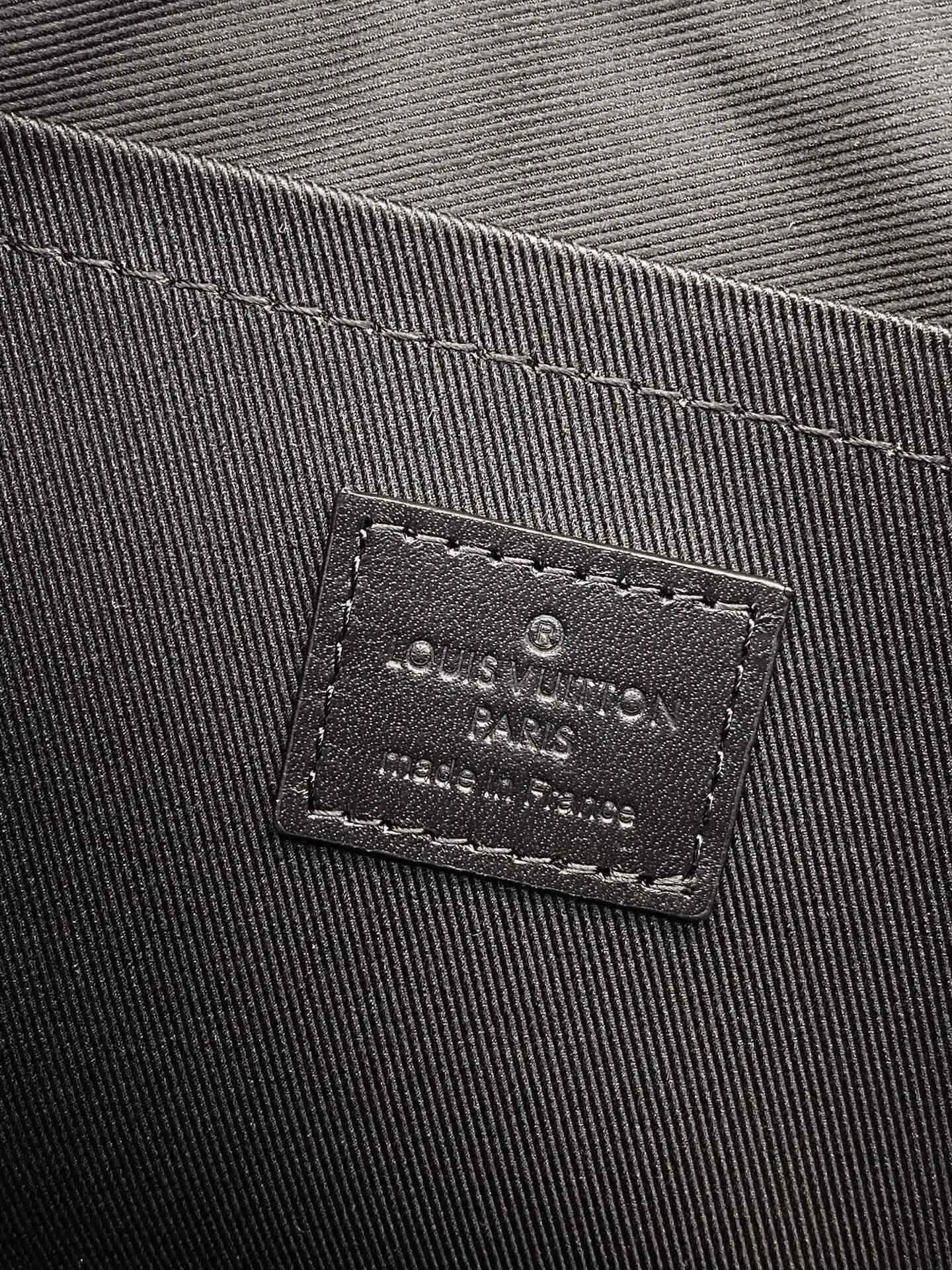 P¥360👉nfc163C01 dynamic chip version👈[Top-level inspection-free all-steel hardware] Order model m81569 black flower! The pochette apollo handbag is a new product unveiled at the spring and summer fashion show. It comes from menswear artistic director kim jones and has a sporty style design full of craftsmanship. This pochette apollo handbag is made of monogram pacific canvas with taiga leather and colorful metal decoration. 34.0 x 25.0 x 2.0 cm (length x height x width) -monogram pacific coated canvas - nylon lining - 81569 metal trim - 1 internal patch pocket - 1 d-ring. With gift box