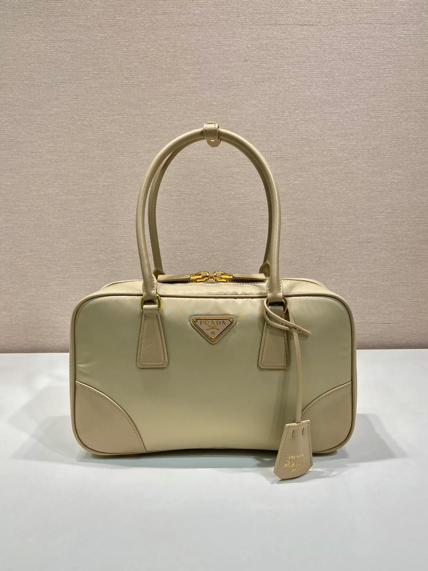 💰1460🎉New second-hand bag🎉1BB115 new color🎉🎉 This double handle handbag is made of regenerated nylon, incorporating unique style elements and exquisite Saffiano leather details, completely subverting people's traditional perception of luxury goods. Practical design embellishments and exquisite details add a unique charm. Large capacity, practical and elegant👏Another popular style that will never go out of style🎉🎉 Length 30x Height 17.5x Base 9cm👏👏👏🎉🎉🎉