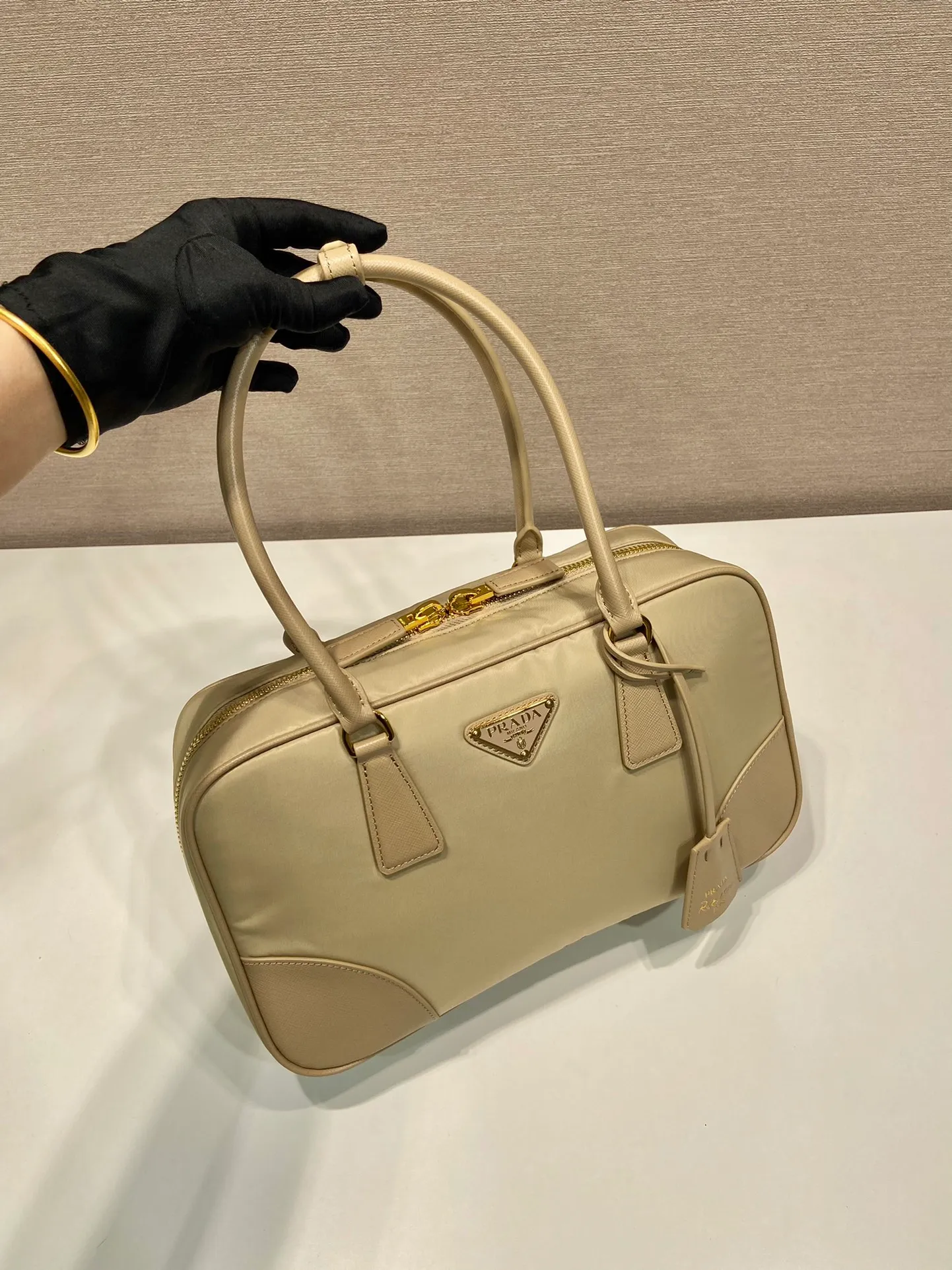 💰1460🎉New second-hand bag🎉1BB115 new color🎉🎉 This double handle handbag is made of regenerated nylon, incorporating unique style elements and exquisite Saffiano leather details, completely subverting people's traditional perception of luxury goods. Practical design embellishments and exquisite details add a unique charm. Large capacity, practical and elegant👏Another popular style that will never go out of style🎉🎉 Length 30x Height 17.5x Base 9cm👏👏👏🎉🎉🎉