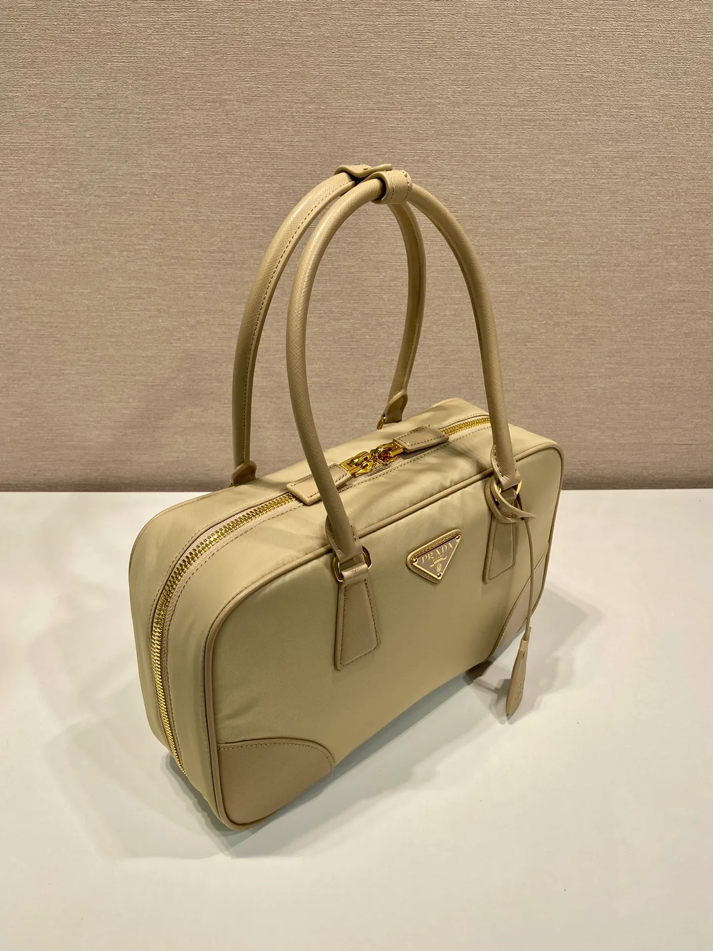 💰1460🎉New second-hand bag🎉1BB115 new color🎉🎉 This double handle handbag is made of regenerated nylon, incorporating unique style elements and exquisite Saffiano leather details, completely subverting people's traditional perception of luxury goods. Practical design embellishments and exquisite details add a unique charm. Large capacity, practical and elegant👏Another popular style that will never go out of style🎉🎉 Length 30x Height 17.5x Base 9cm👏👏👏🎉🎉🎉