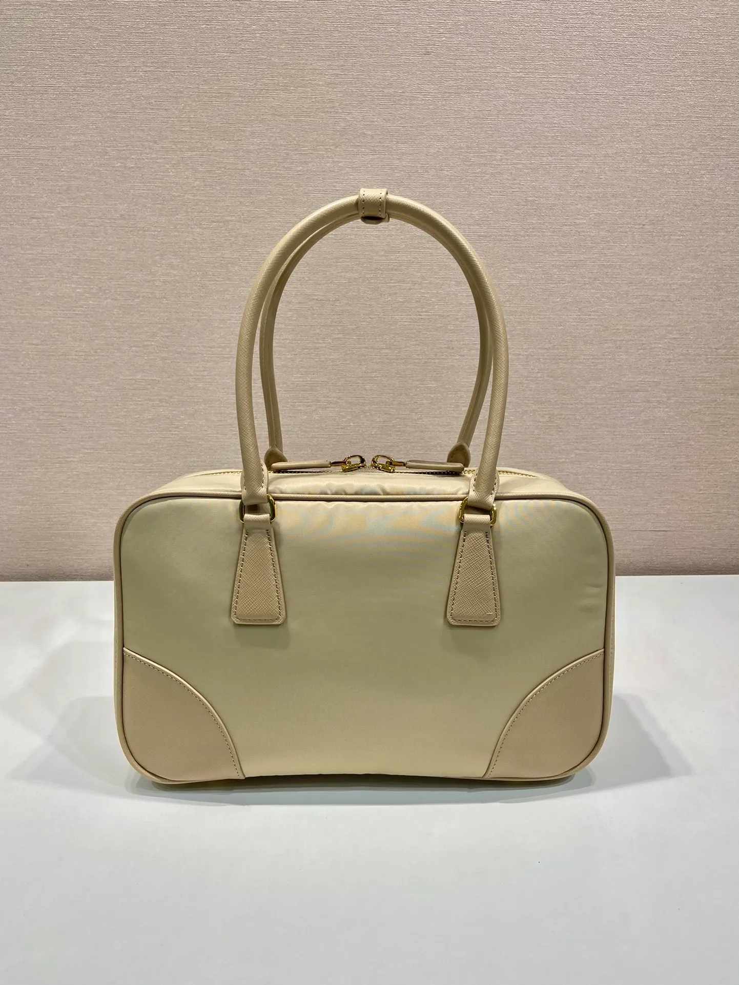 💰1460🎉New second-hand bag🎉1BB115 new color🎉🎉 This double handle handbag is made of regenerated nylon, incorporating unique style elements and exquisite Saffiano leather details, completely subverting people's traditional perception of luxury goods. Practical design embellishments and exquisite details add a unique charm. Large capacity, practical and elegant👏Another popular style that will never go out of style🎉🎉 Length 30x Height 17.5x Base 9cm👏👏👏🎉🎉🎉
