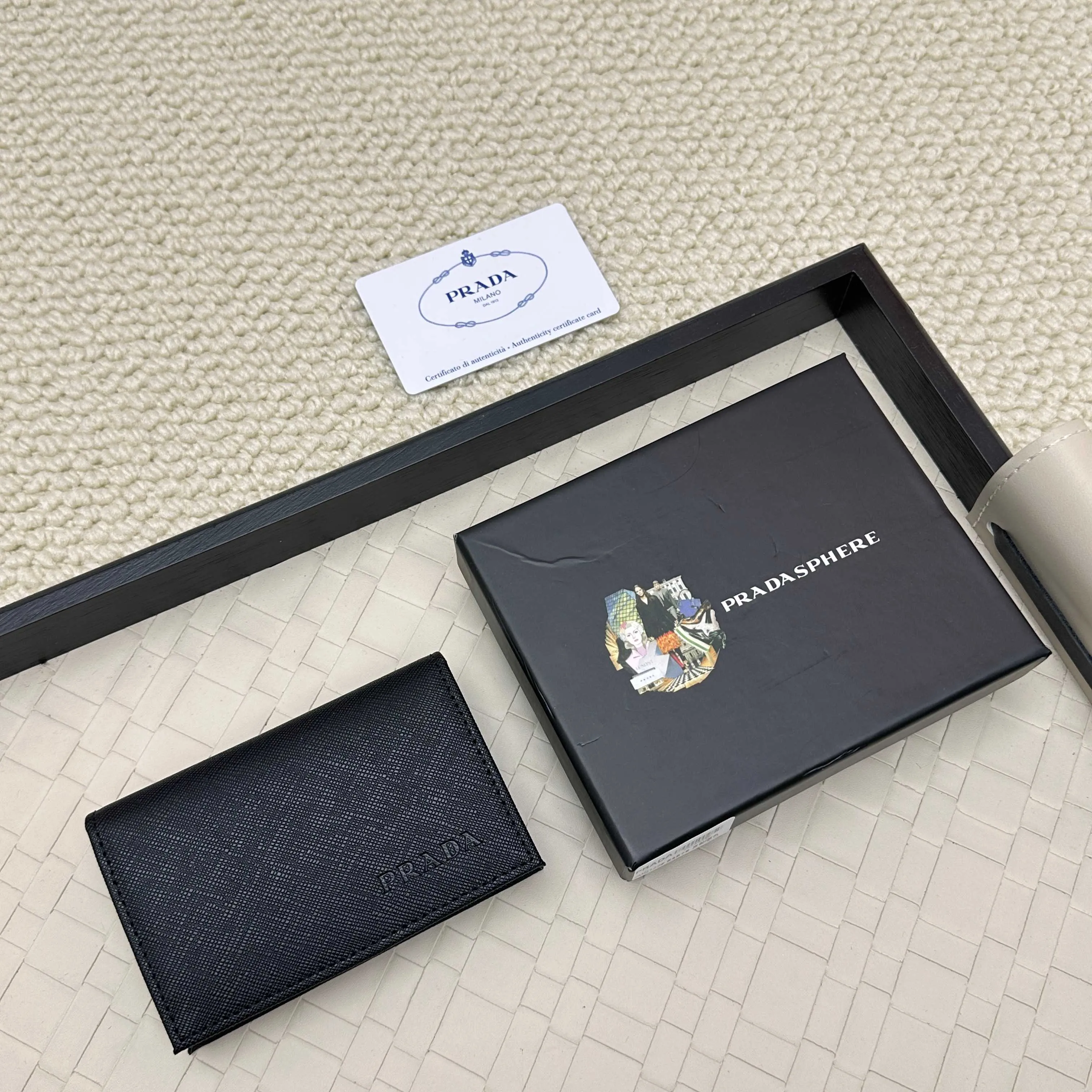💰120 PRADA’s popular men’s card holder💼The latest style at the counter, synchronized with the official website, genuine development, model 2MC122#. Color/picture, real shot 💋 Italian top-quality original single cross-grain cowhide with excellent texture, threaded lining and imported white steel hardware accessories! Exquisite wiring, even and neat lines, smooth oil edges, size: 11cm long, 6.5cm high