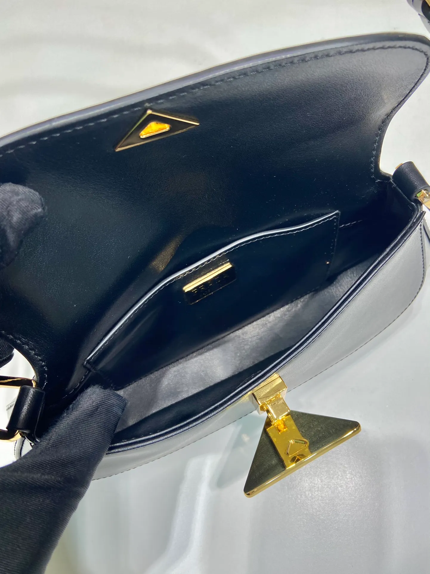 💰1500🎉Plain armpit bag🎉1BD345 plain🎉🎉 The smooth arc design gives this shoulder bag a sophisticated and modern charm. Versatile style, equipped with 2 long and short shoulder straps/adjustable, suitable for use as a handbag or shoulder bag/crossbody. Modern plain calfskin leather is the icing on the cake. Presented in a clamshell silhouette, it combines sophistication with functionality. Another hit that will never go out of style, babies. Hurry up and get it🎉🎉 Length 24x height 11x bottom 4cm🎉🎉🎉👏👏👏
