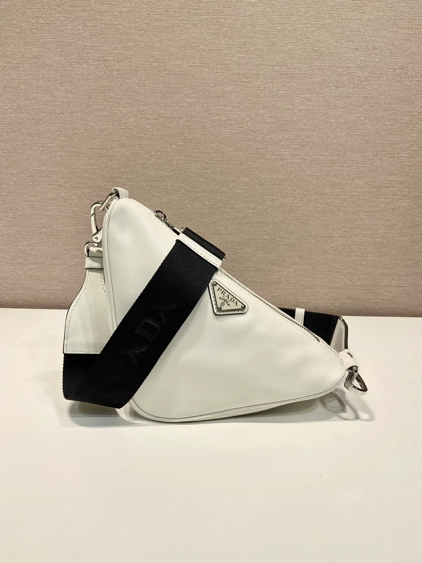 💰1500🎉Upgraded panel triangle bag🎉2VH155 plain texture🎉🎉 This soft leather handbag innovates the brand's iconic geometric shape with rich creativity, deriving a dynamic and versatile design. The bag is embellished with an enameled metal triangle logo and features a detachable nylon and leather shoulder strap for easy carrying in a variety of styles. The capacity is very large and the feel is very soft🎉🎉Universal model for men and women🎉🎉Perfect, hurry up and get it🎉🎉 Length 27x Height 19x Bottom 12cm🎉🎉🎉🍊🍊🍊