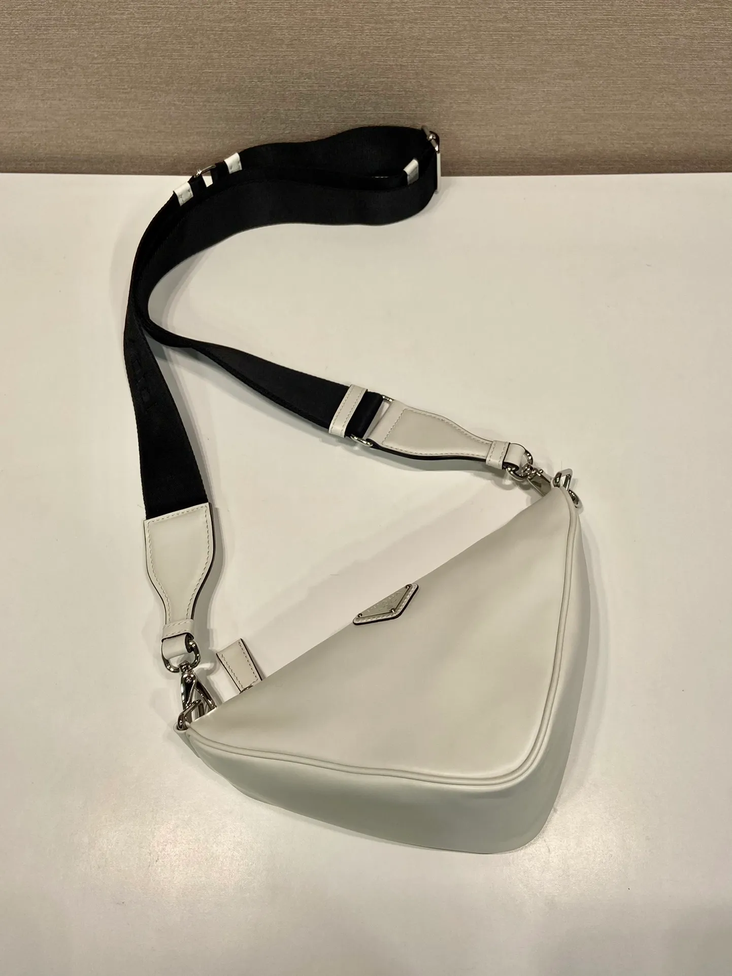 💰1500🎉Upgraded panel triangle bag🎉2VH155 plain texture🎉🎉 This soft leather handbag innovates the brand's iconic geometric shape with rich creativity, deriving a dynamic and versatile design. The bag is embellished with an enameled metal triangle logo and features a detachable nylon and leather shoulder strap for easy carrying in a variety of styles. The capacity is very large and the feel is very soft🎉🎉Universal model for men and women🎉🎉Perfect, hurry up and get it🎉🎉 Length 27x Height 19x Bottom 12cm🎉🎉🎉🍊🍊🍊