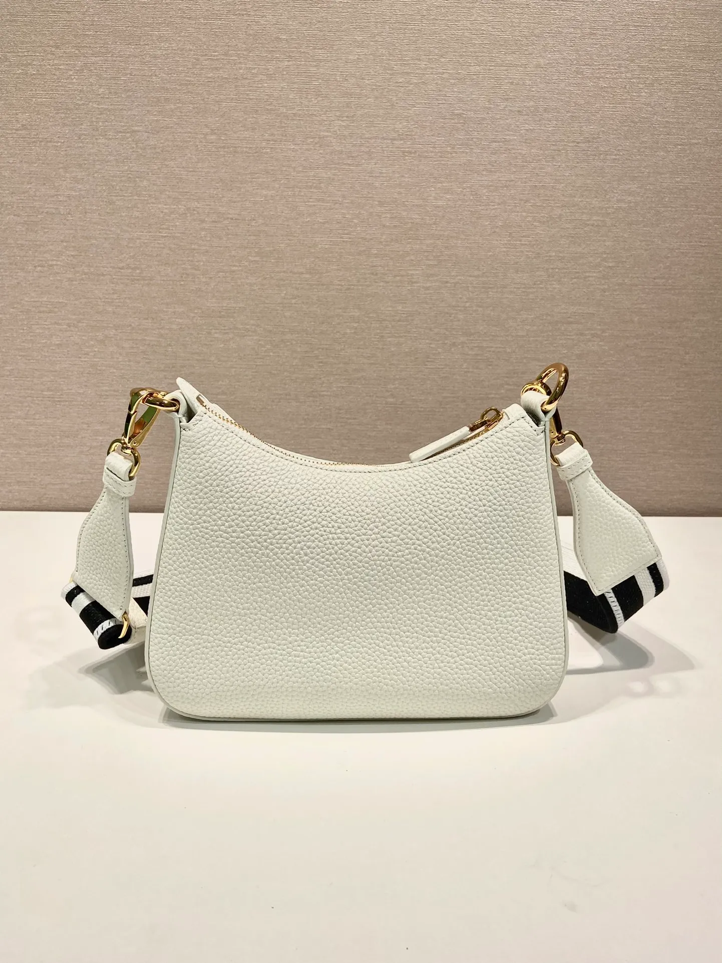 💰1660🎉New model🎉1BH193 small size🎉 This single shoulder strap is made of imported deerskin grain cowhide, with a long fabric shoulder strap and adjustable design. So perfect😘, versatile for mixing and matching for different occasions and different clothes😘, large capacity, super soft feel🎉Hurry up and get it🎉 Length 24x height 18x ​​base 6cm
