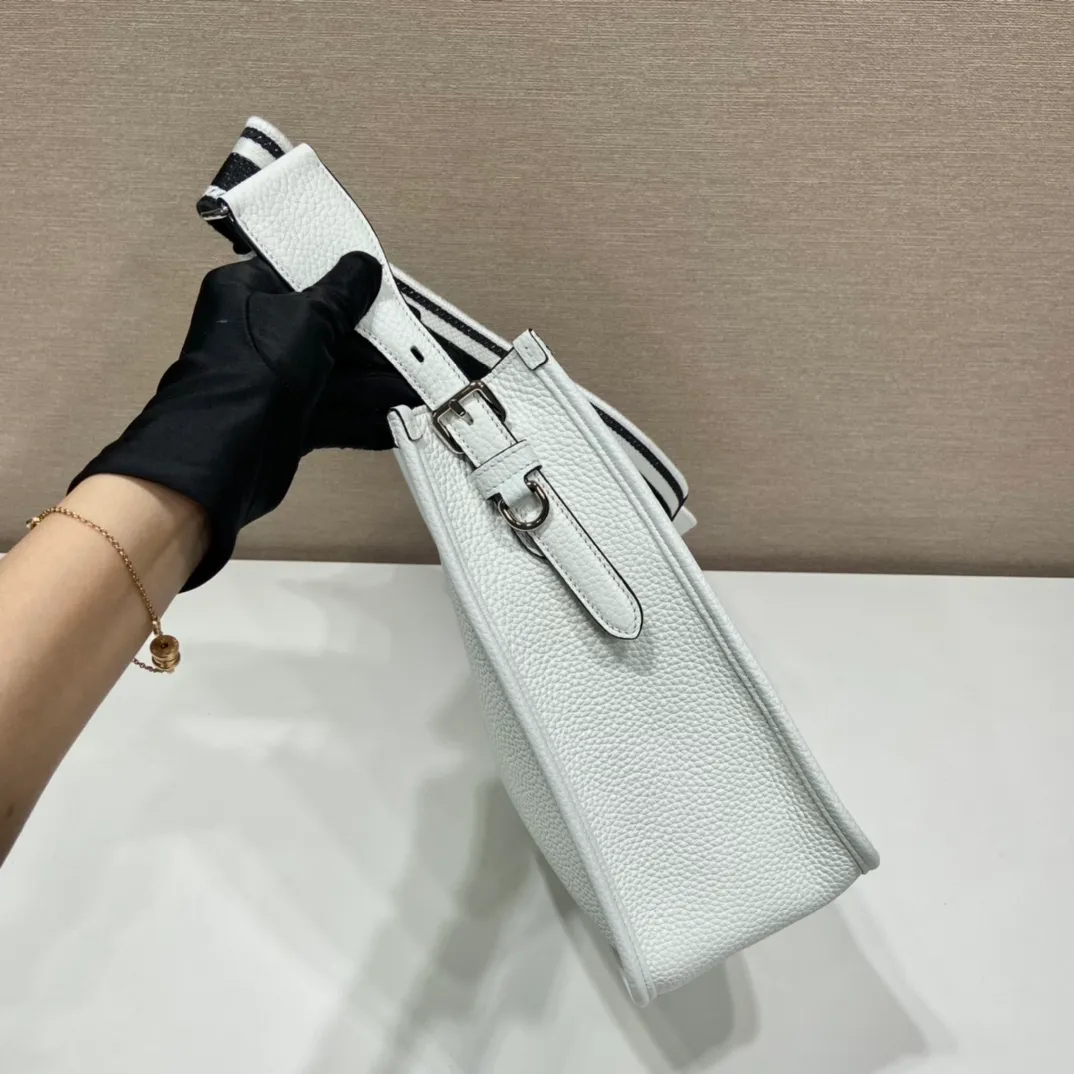 💰1840👏New fabric cross-body bag👏1BC73/large tote bag This leather mini shoulder bag has a simple design. A metallic triangle logo on the front adds signature tone. Equipped with detachable/adjustable logo printed webbing, the upper body effect is very beautiful😘😘highlighting its modern style. High fashion is the main fashion for daily matching. Hurry up and get it, it’s so beautiful👏👏 Length 30xH 28xH 12cm👏👏👏😘😘😘