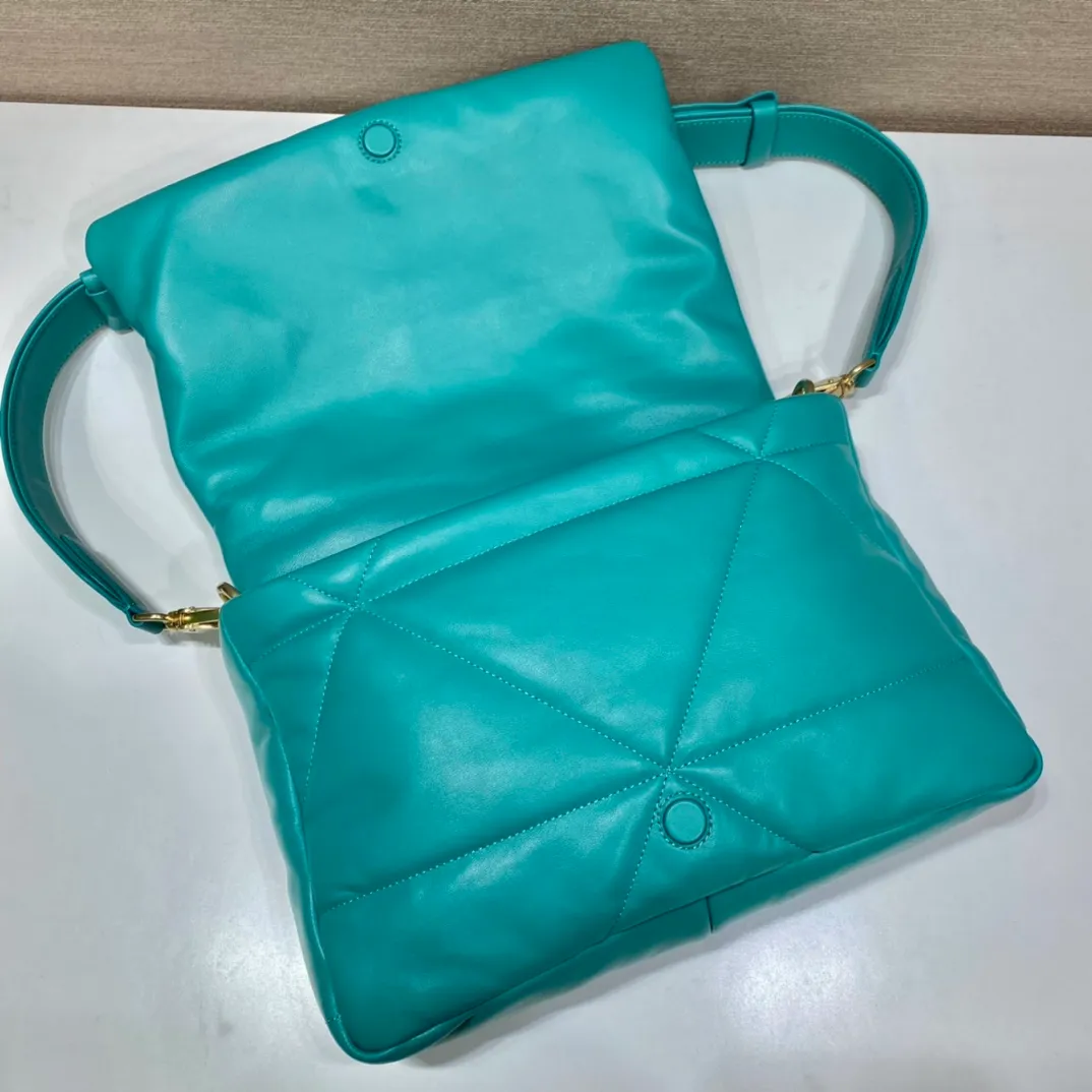 💰 1960🎉New pillow bag🎉1BD306 This one is made of imported lambskin, equipped with a detachable retro chain, detachable and adjustable shoulder straps, and has three uses in one bag. Very functional😘😘This season’s quilted plaid design. Reproduced with a softer and more comfortable feel. So beautiful 😘😘 worth having. Hurry up and get it🎉🎉 Length 31x Height 19x Bottom 8.5cm