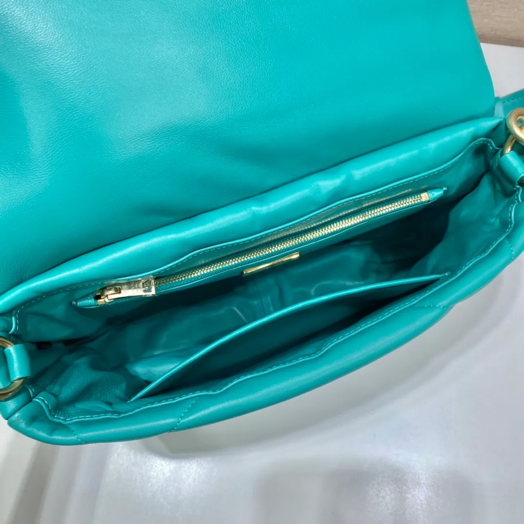 💰 1960🎉New pillow bag🎉1BD306 This one is made of imported lambskin, equipped with a detachable retro chain, detachable and adjustable shoulder straps, and has three uses in one bag. Very functional😘😘This season’s quilted plaid design. Reproduced with a softer and more comfortable feel. So beautiful 😘😘 worth having. Hurry up and get it🎉🎉 Length 31x Height 19x Bottom 8.5cm