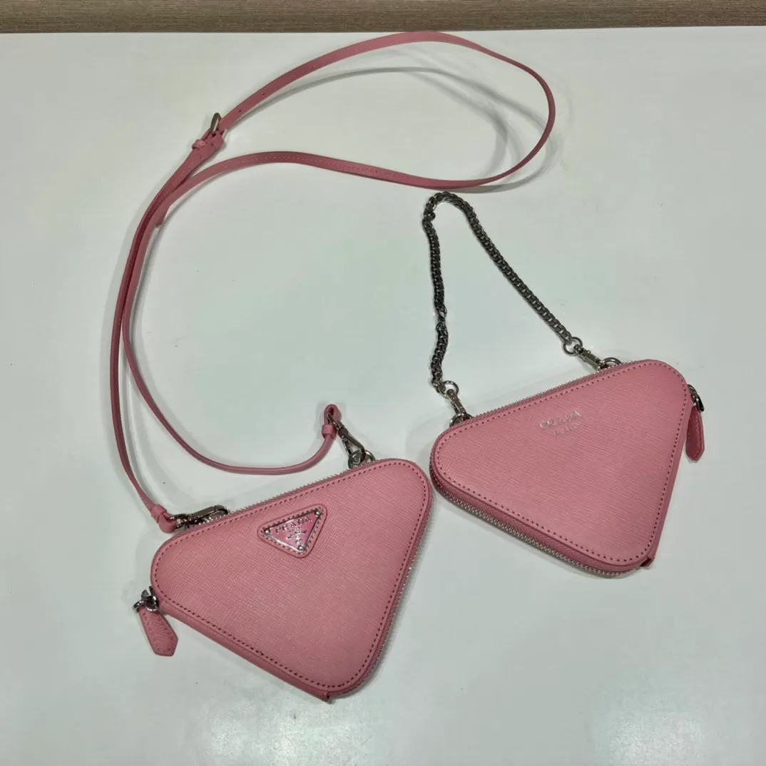 💰920🎉 Twin triangle bag 🎉 1NR015 new product 😘 This 2-in-1 twin bag has a very unique design and can be disassembled into 2 bags 🎉🎉, it’s perfect 🎉🎉, one can be carried by hand and the other can be worn as a crossbody. It can also be combined😘😘Another hot new product🎉 If you like babies, hurry up and get it🎉🎉 Length 15x height 10x bottom 5cm🎉🎉🎉👏👏👏