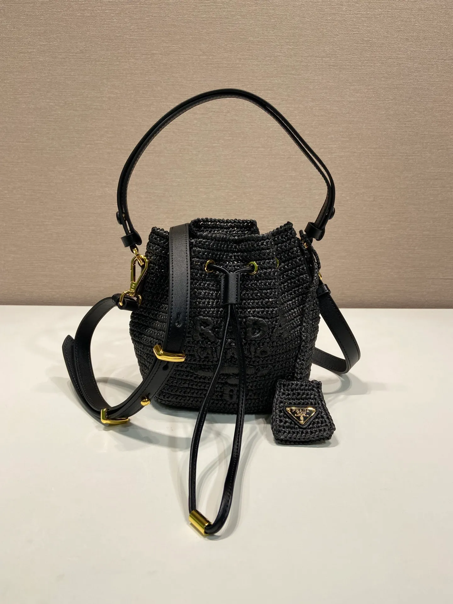 💰1300🎉Straw Bucket Bag🎉1BE068🎉🎉 This hand-woven bucket bag has a great design🎉Three-dimensional hand-woven font, equipped with 2 long/short shoulder straps, interchangeable. The complex handwork looks very elegant/fashionable, the capacity is large, the upper body effect is very good, the return rate is 100%😀A must-have for summer🎉Hurry up and get it🎉🎉 Length 16x Height 19x Bottom 9cm🎉🎉🎉👏👏👏
