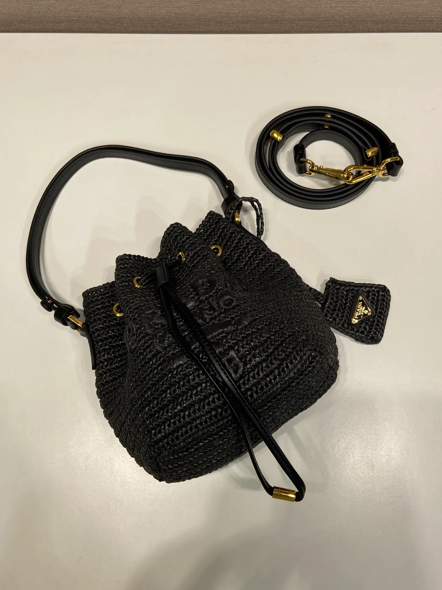 💰1300🎉Straw Bucket Bag🎉1BE068🎉🎉 This hand-woven bucket bag has a great design🎉Three-dimensional hand-woven font, equipped with 2 long/short shoulder straps, interchangeable. The complex handwork looks very elegant/fashionable, the capacity is large, the upper body effect is very good, the return rate is 100%😀A must-have for summer🎉Hurry up and get it🎉🎉 Length 16x Height 19x Bottom 9cm🎉🎉🎉👏👏👏