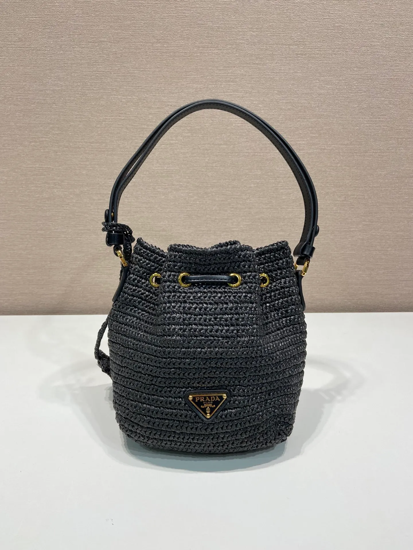 💰1300🎉Straw Bucket Bag🎉1BE068🎉🎉 This hand-woven bucket bag has a great design🎉Three-dimensional hand-woven font, equipped with 2 long/short shoulder straps, interchangeable. The complex handwork looks very elegant/fashionable, the capacity is large, the upper body effect is very good, the return rate is 100%😀A must-have for summer🎉Hurry up and get it🎉🎉 Length 16x Height 19x Bottom 9cm🎉🎉🎉👏👏👏