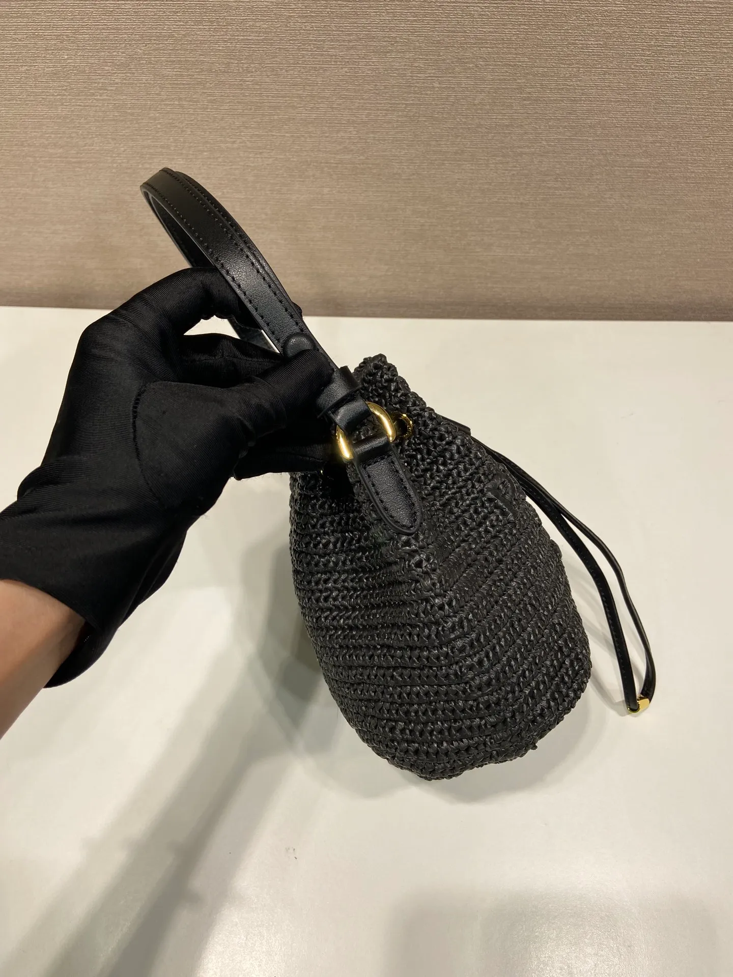 💰1300🎉Straw Bucket Bag🎉1BE068🎉🎉 This hand-woven bucket bag has a great design🎉Three-dimensional hand-woven font, equipped with 2 long/short shoulder straps, interchangeable. The complex handwork looks very elegant/fashionable, the capacity is large, the upper body effect is very good, the return rate is 100%😀A must-have for summer🎉Hurry up and get it🎉🎉 Length 16x Height 19x Bottom 9cm🎉🎉🎉👏👏👏