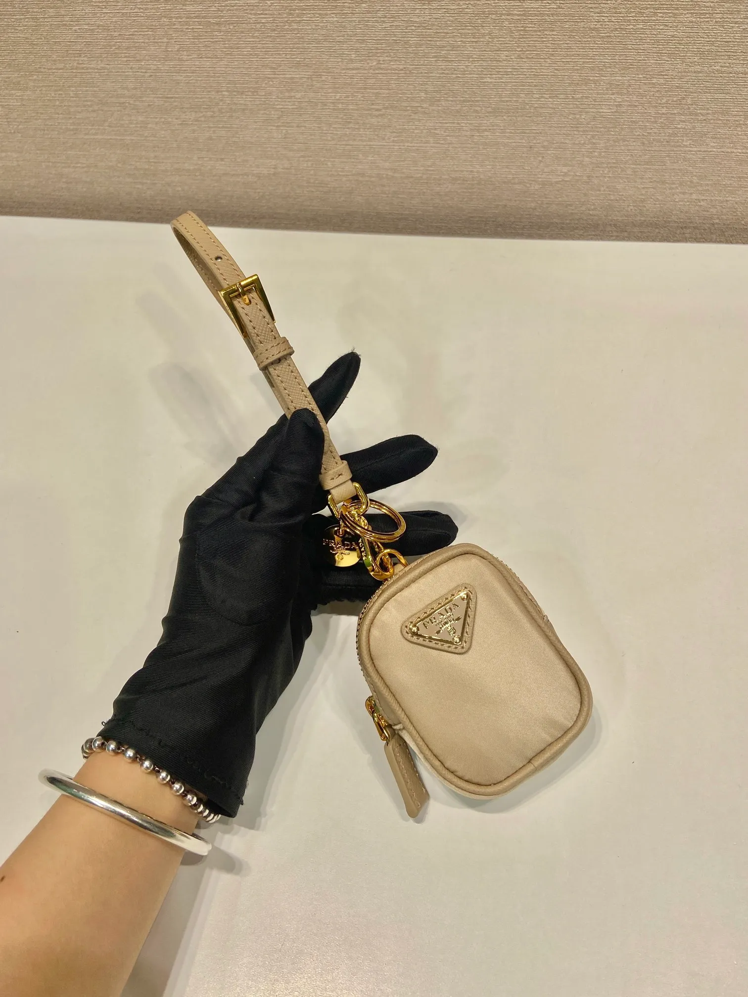 💰360🎉Mini small bag🎉1TT200 new product🎉🎉 This mini pouch is versatile in style and made of Re-Nylon. It cleverly combines practical regenerated nylon, a detachable leather wrist strap and gold-plated hardware. It can be hung on bags and waist bags for decoration. Cards/car keys🔑/lipstick💄/are all no problem. Babies, the pouch you have been longing for has arrived👏👏 Length 7.5x Height 6x Bottom 2.5cm👏👏👏🎉🎉🎉