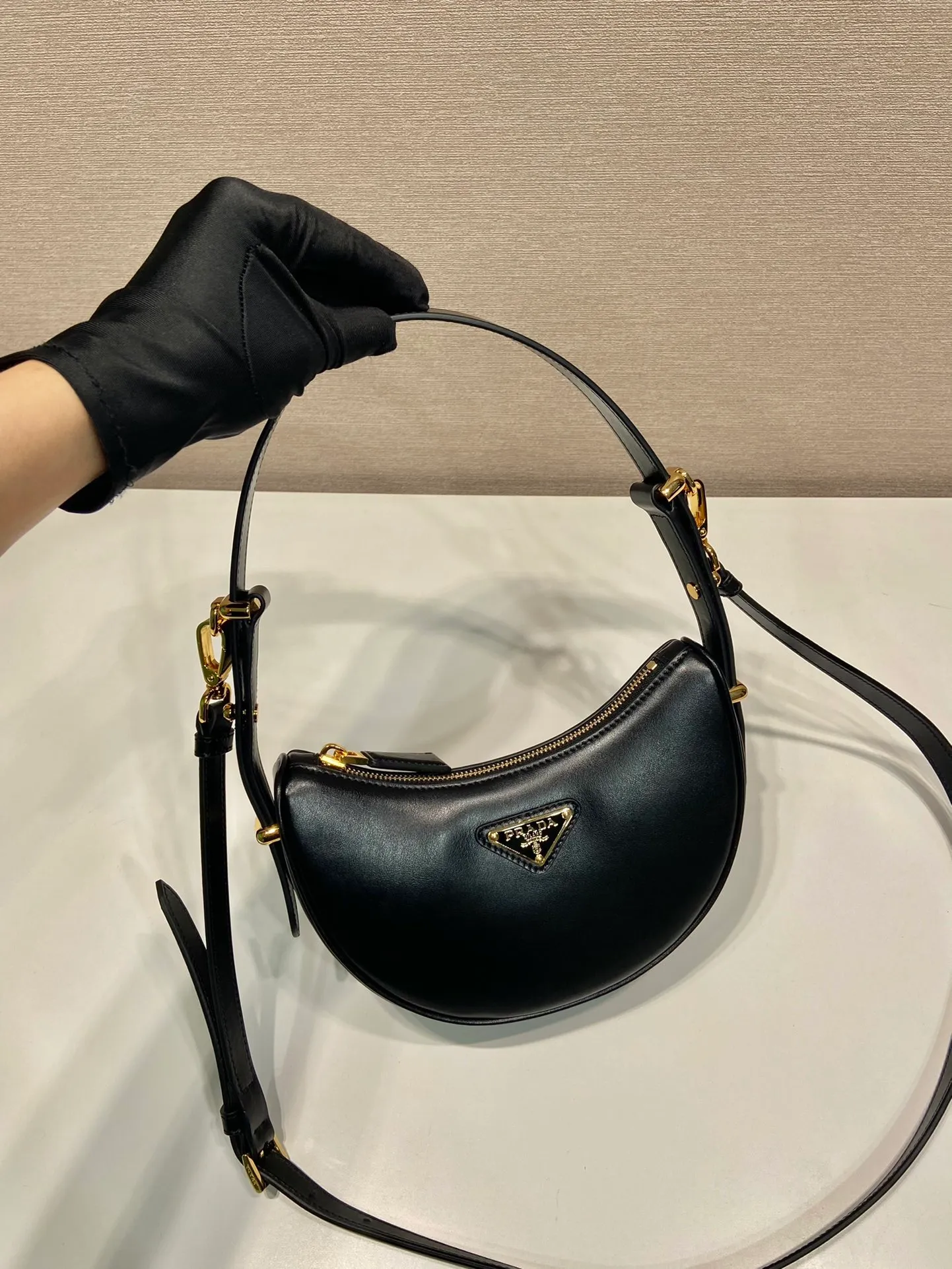 💰1520🎉Moon handbag🎉1BC199/small size, double shoulder strap🎉🎉 This simple Moon handbag uses cowhide to bring out the modern and versatile charm. The curved body design is equipped with 2 long/short adjustable shoulder straps, making it easy to change the shape at will. The interior is equipped with imported lambskin, and the metal accessories add to the bright style. The upper body effect is very cool/fashionable. Length 18x height 16x bottom 5cm