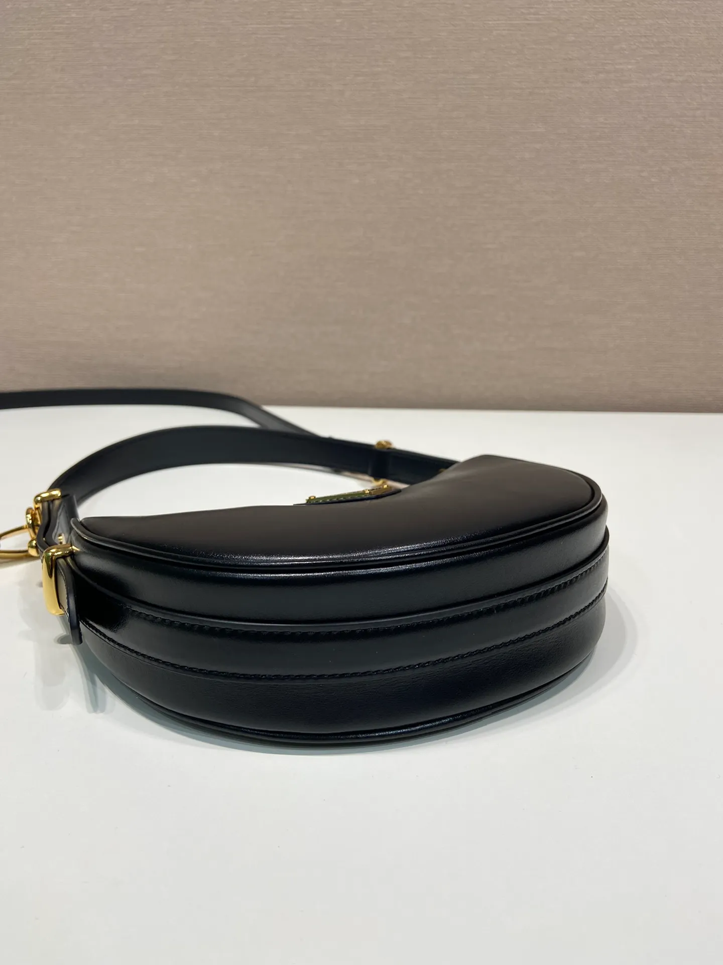 💰1520🎉Moon handbag🎉1BC199/small size, double shoulder strap🎉🎉 This simple Moon handbag uses cowhide to bring out the modern and versatile charm. The curved body design is equipped with 2 long/short adjustable shoulder straps, making it easy to change the shape at will. The interior is equipped with imported lambskin, and the metal accessories add to the bright style. The upper body effect is very cool/fashionable. Length 18x height 16x bottom 5cm