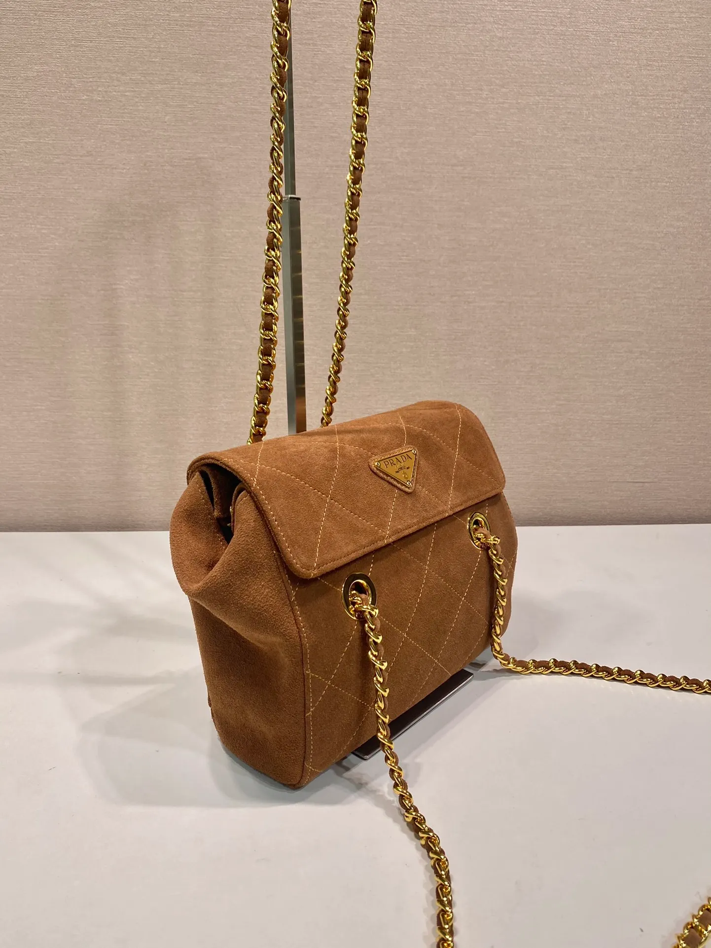 💰1320🎉Second-hand flip style🎉1BD600 suede leather🎉🎉 This Vintage vintage chain diamond hobo bag has a great design👏👏 The pure hand-made suede rhombus design can be worn on one shoulder, across the body, or carried on the street. The imported black gold chain is really an eternal theme of vintage. It is simple and elegant, and the capacity is very large. The upper body is very fashionable, versatile and fashionable. No matter casual or formal, they all have a stable temperament. Hurry up and get it🙊I love this second-hand hobo bag so much😘😘 Length 22x height 18x ​​base 6cm🎉🎉🎉👏👏👏