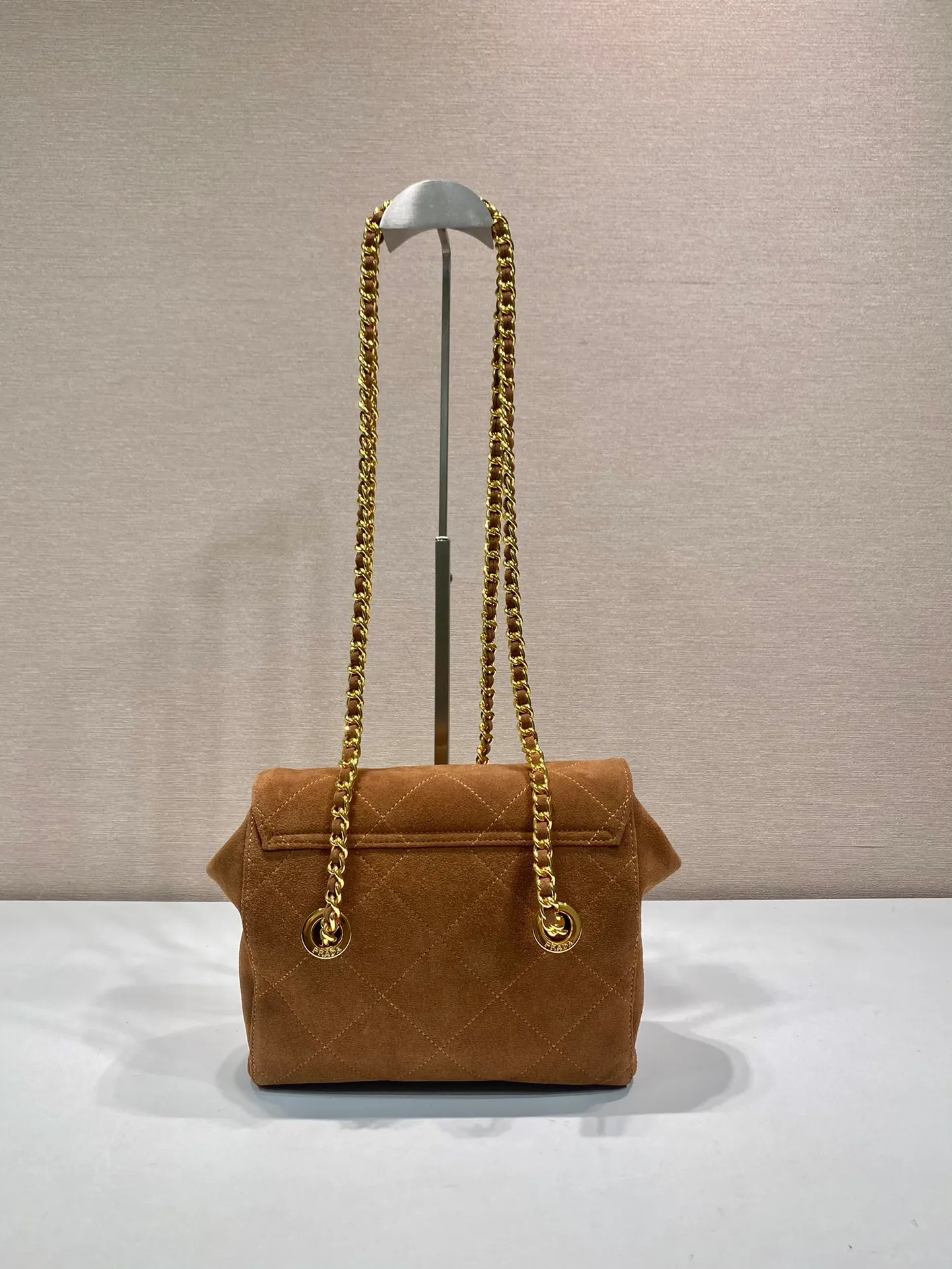 💰1320🎉Second-hand flip style🎉1BD600 suede leather🎉🎉 This Vintage vintage chain diamond hobo bag has a great design👏👏 The pure hand-made suede rhombus design can be worn on one shoulder, across the body, or carried on the street. The imported black gold chain is really an eternal theme of vintage. It is simple and elegant, and the capacity is very large. The upper body is very fashionable, versatile and fashionable. No matter casual or formal, they all have a stable temperament. Hurry up and get it🙊I love this second-hand hobo bag so much😘😘 Length 22x height 18x ​​base 6cm🎉🎉🎉👏👏👏